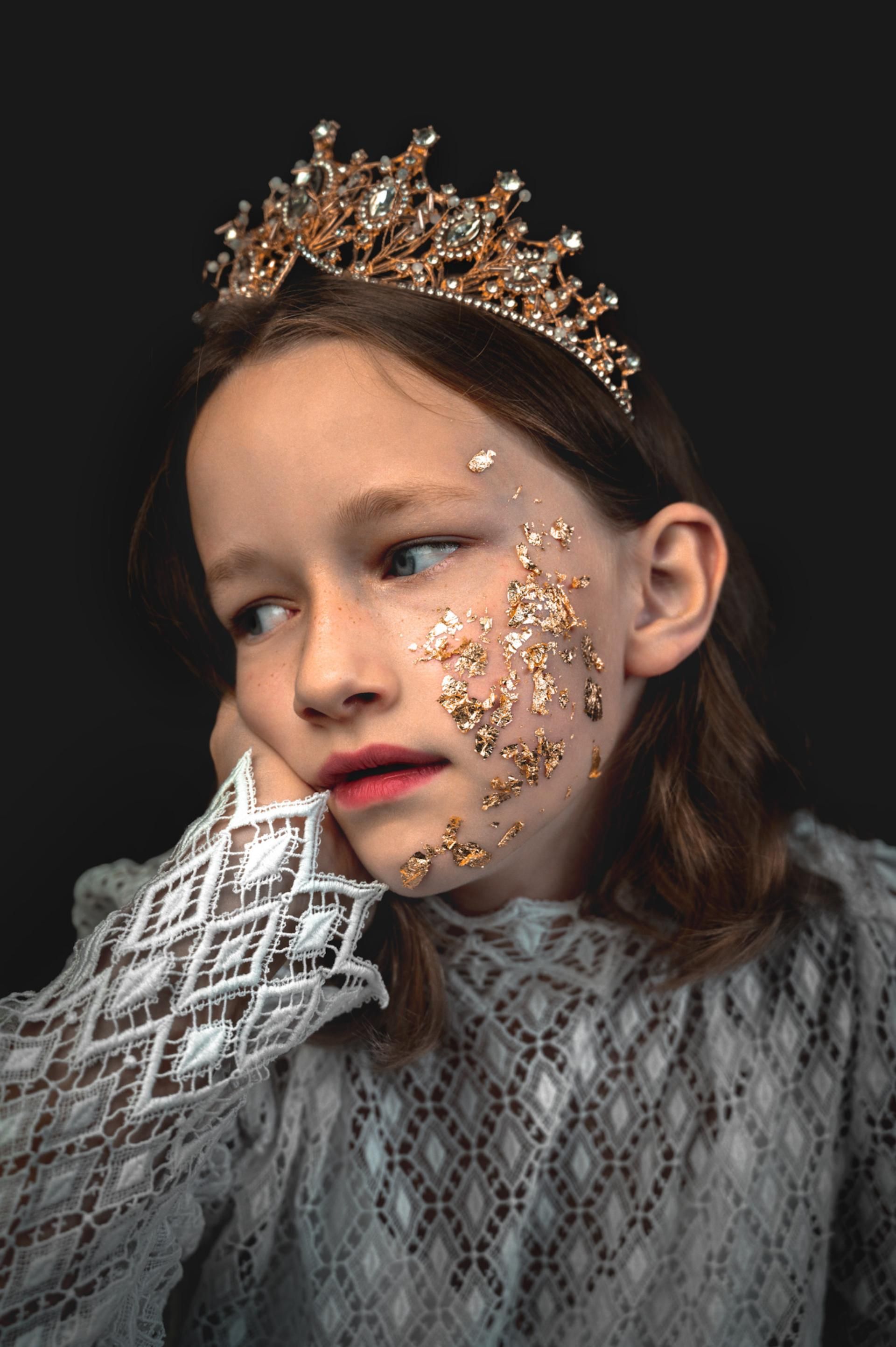 Fantasyfotografie – Porträt eines Mädchens mit goldener Krone

