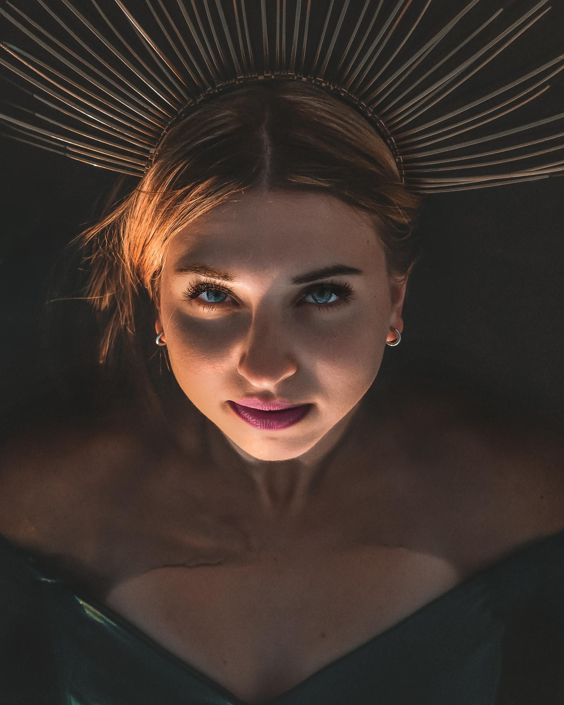 Fantasyfotografie – Frau mit goldener Krone im dunklen Licht
