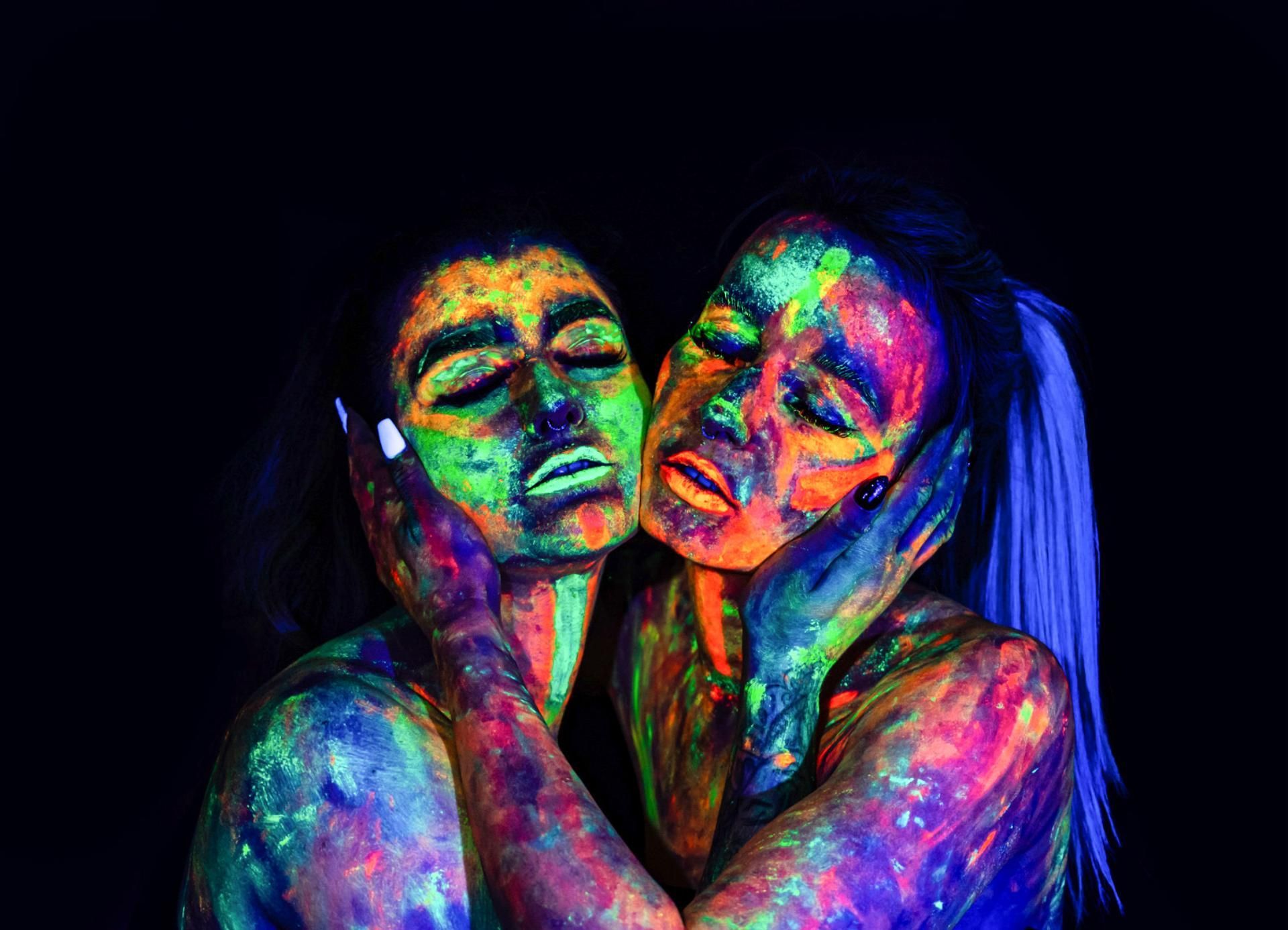 Fantasyfotografie – zwei Frauen mit Neonfarben im Gesicht