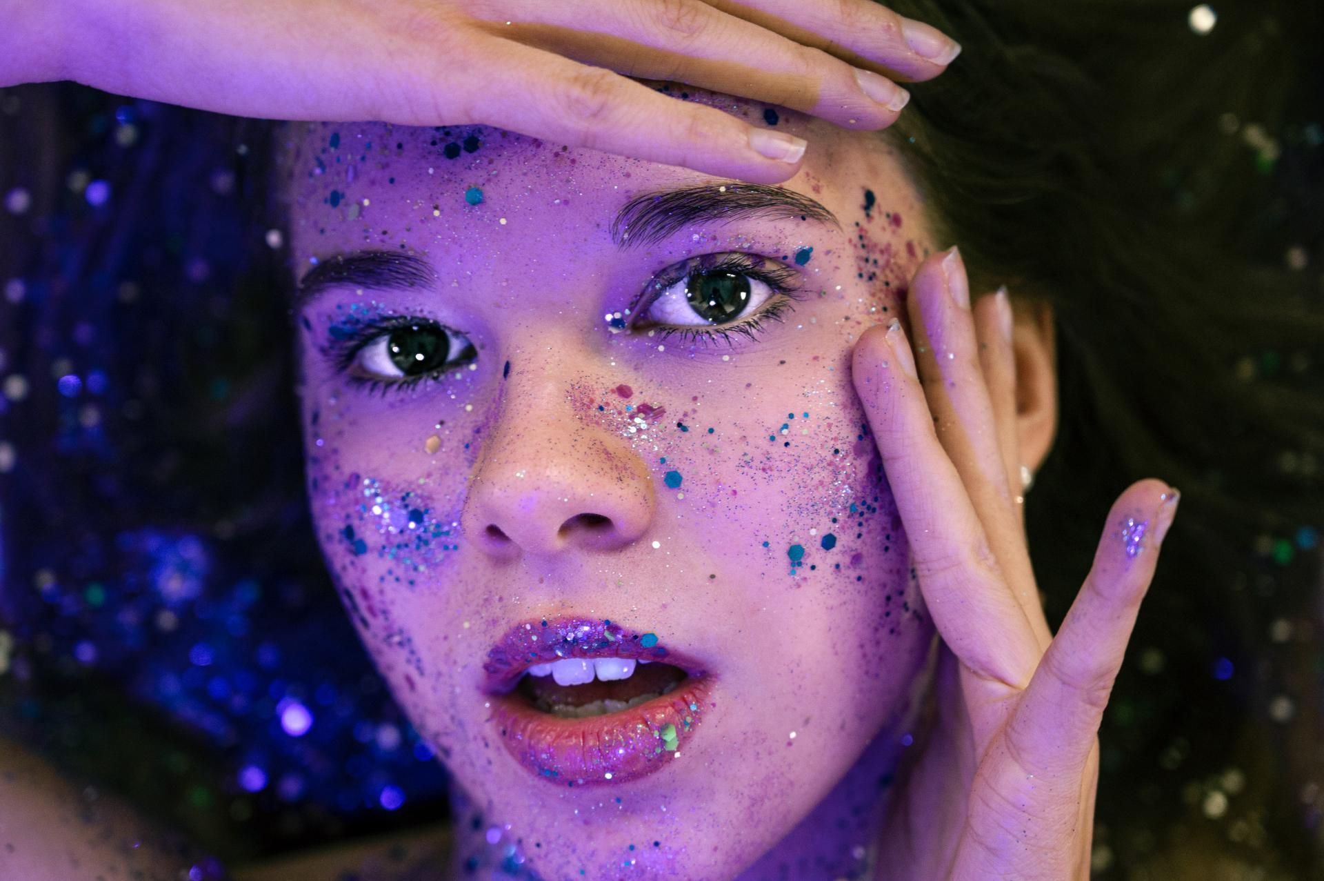 Fantasyfotografie – Frau mit glitzerndem Make-up in Violett
