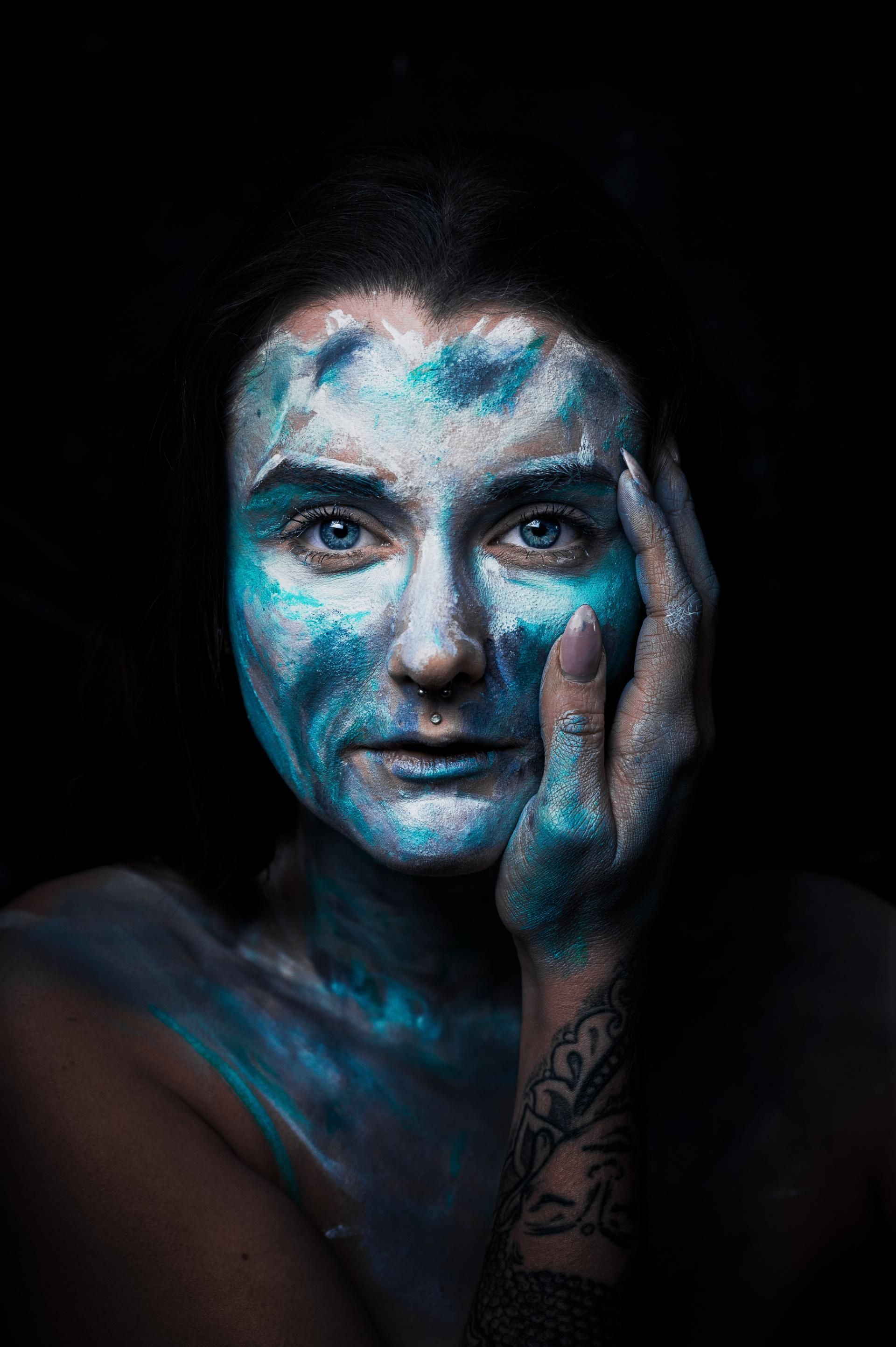 Fantasyfotografie – Frau mit blauer Farbe im Gesicht
