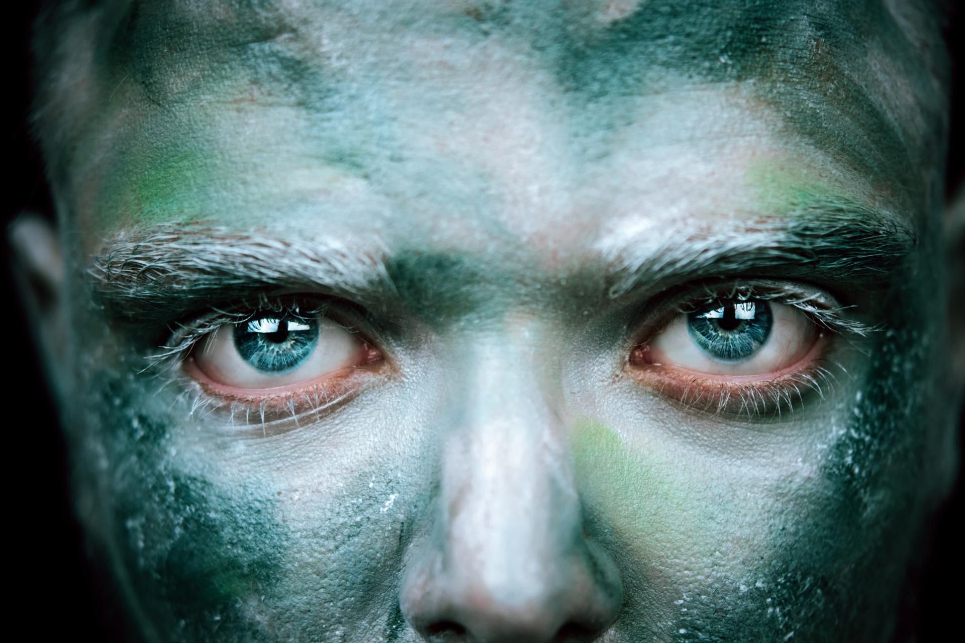 Fantasyfotografie – Nahaufnahme von Augen mit grüner Farbe