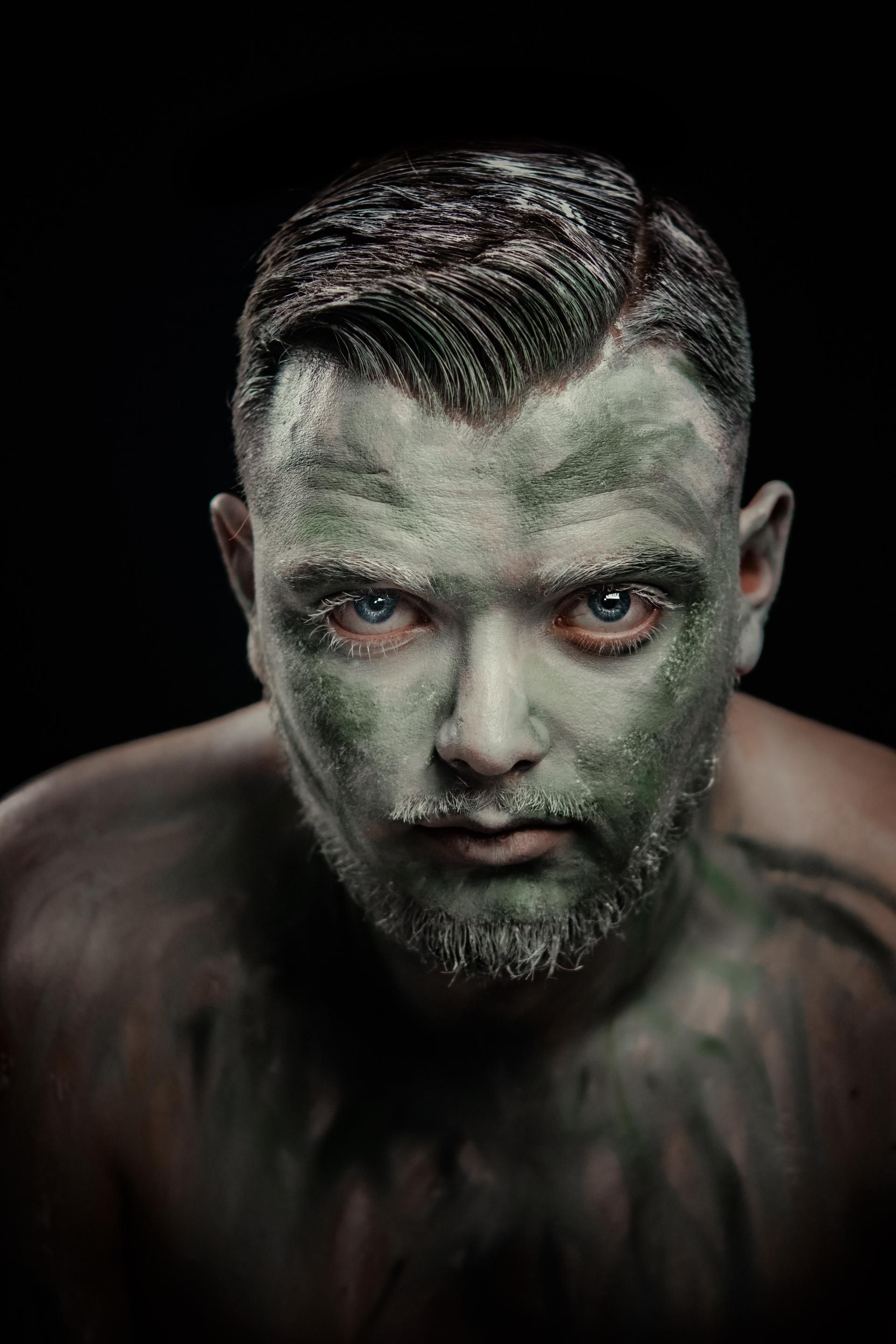 Fantasyfotografie – Mann mit weißer Farbe auf der Haut
