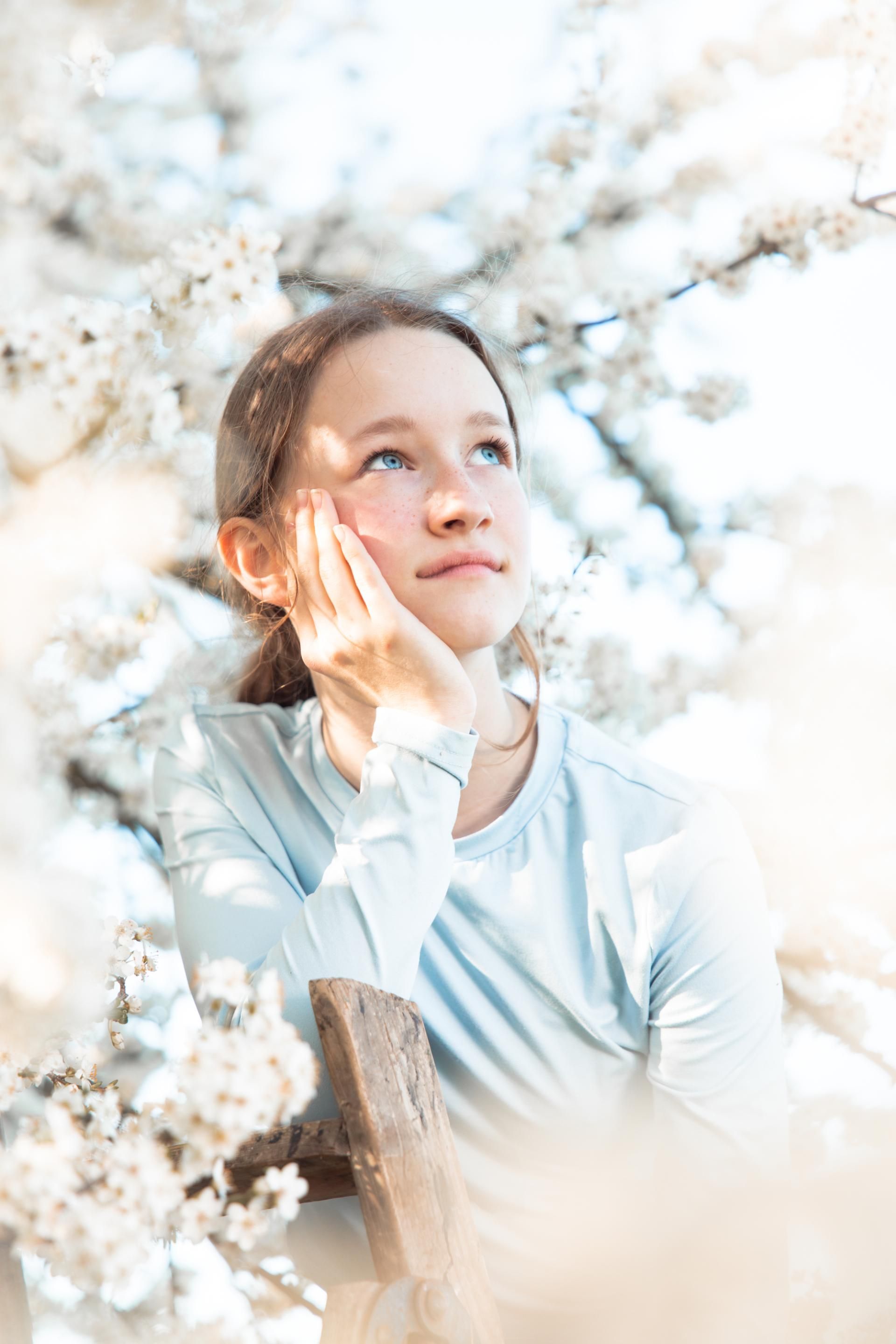 Kinderfotografie – Mädchen blickt träumend in den Himmel
