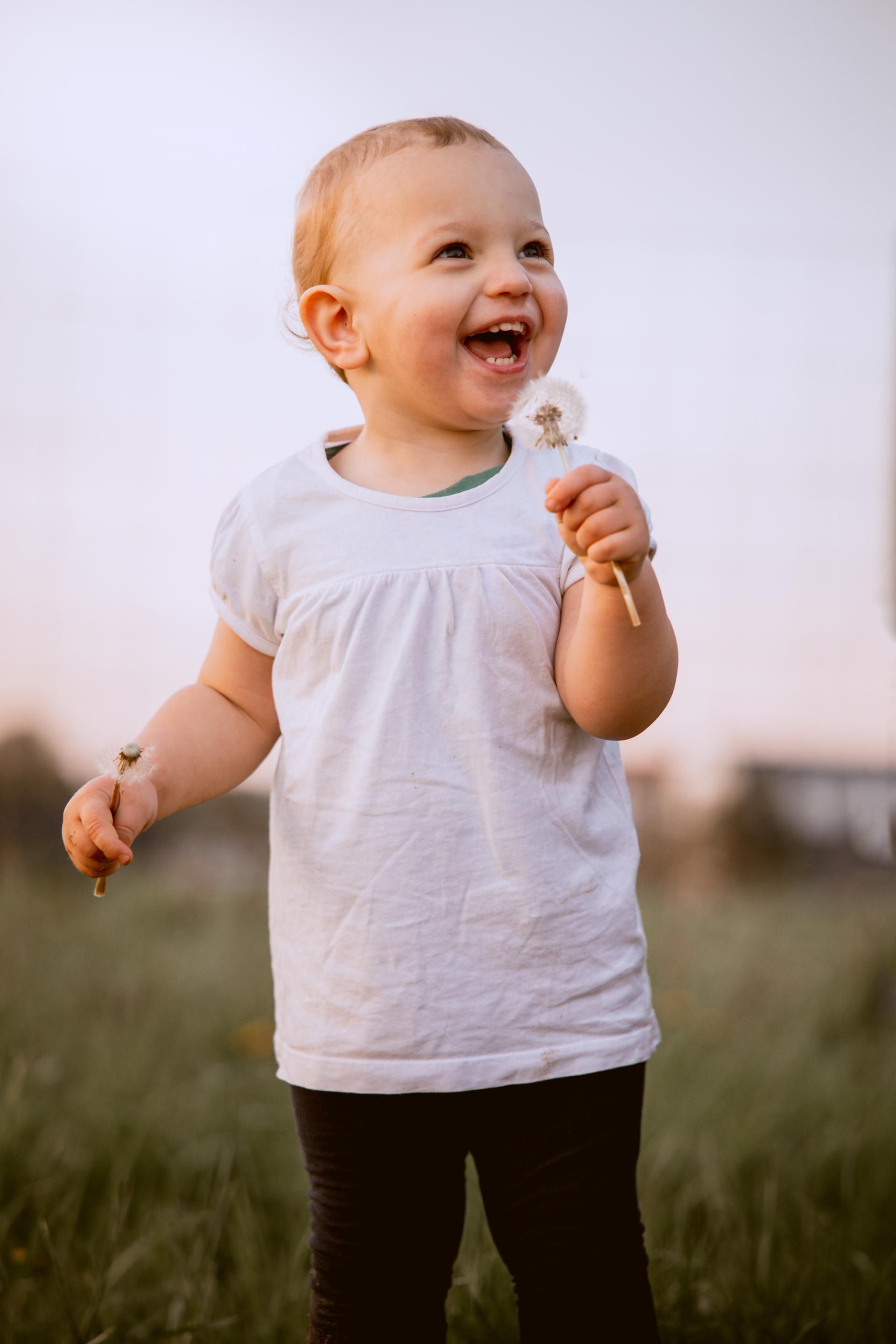 Kinderfotografie – fröhliches Kind lacht im Abendlicht