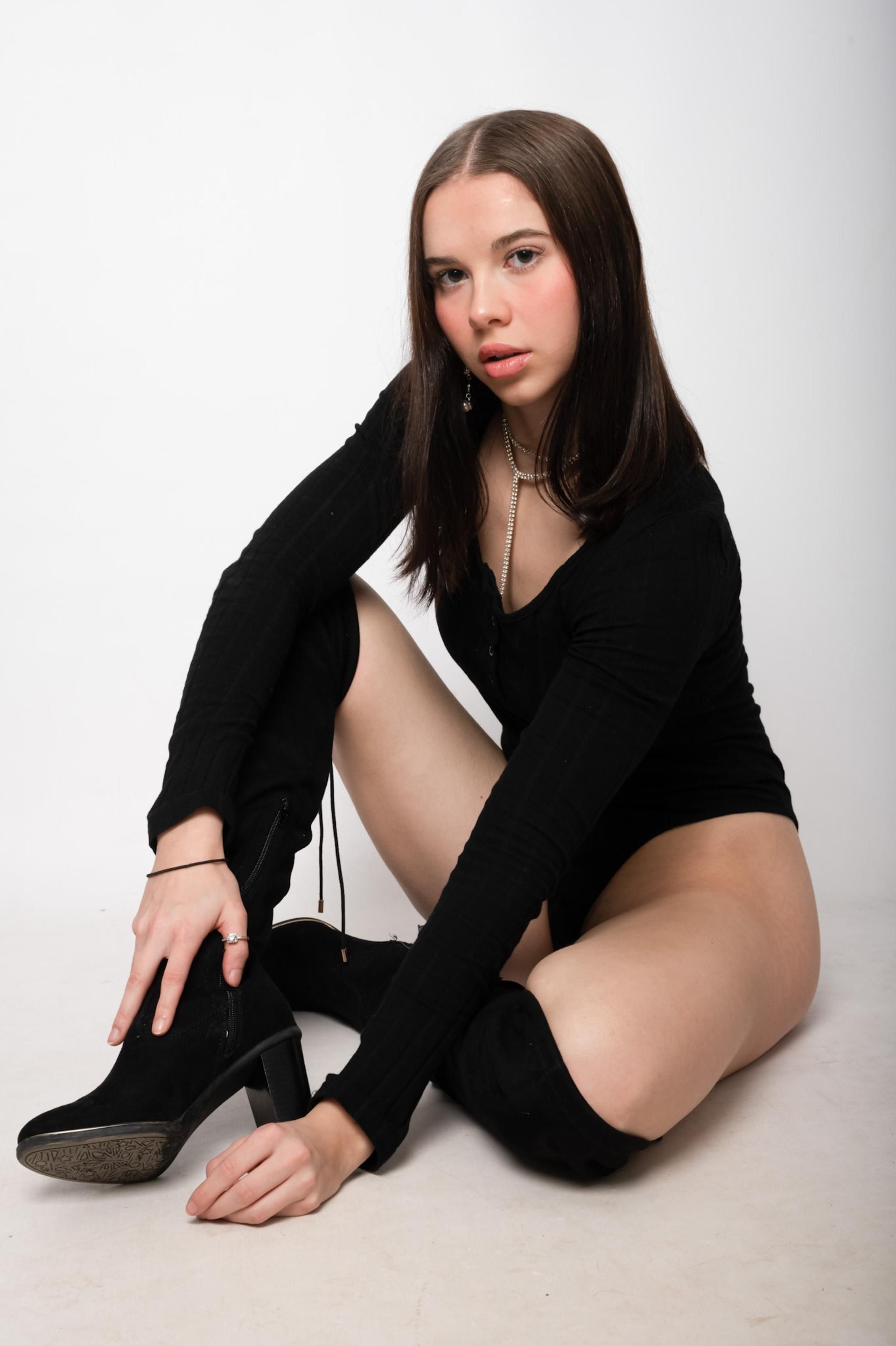 Porträtfotografie – Mädchen sitz auf dem Boden