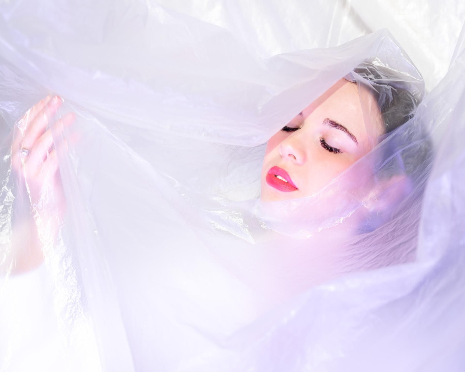 Porträtfotografie – kreative Aufnahme mit weißem Stoff