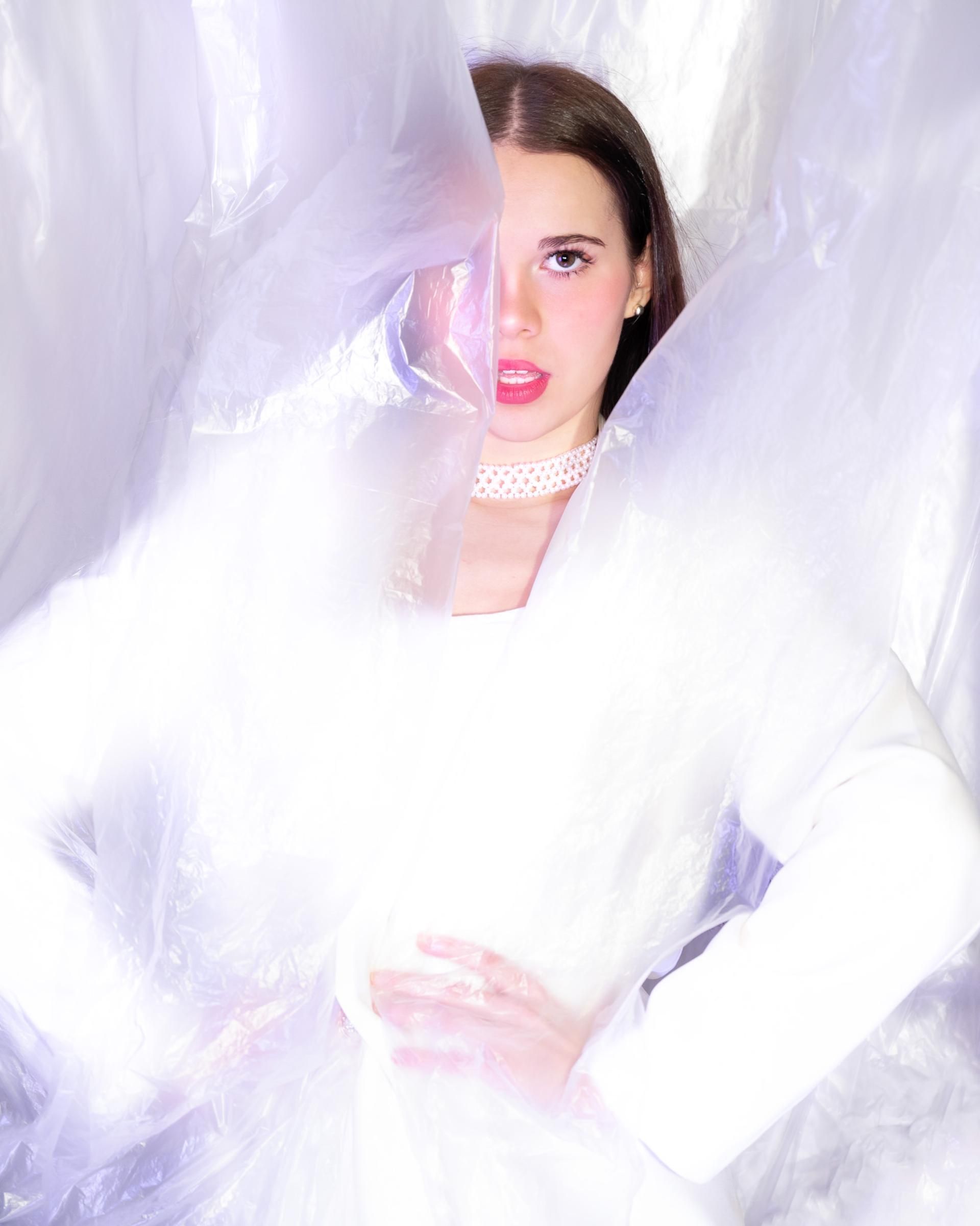 Porträtfotografie – kreative Aufnahme mit weißem Stoff