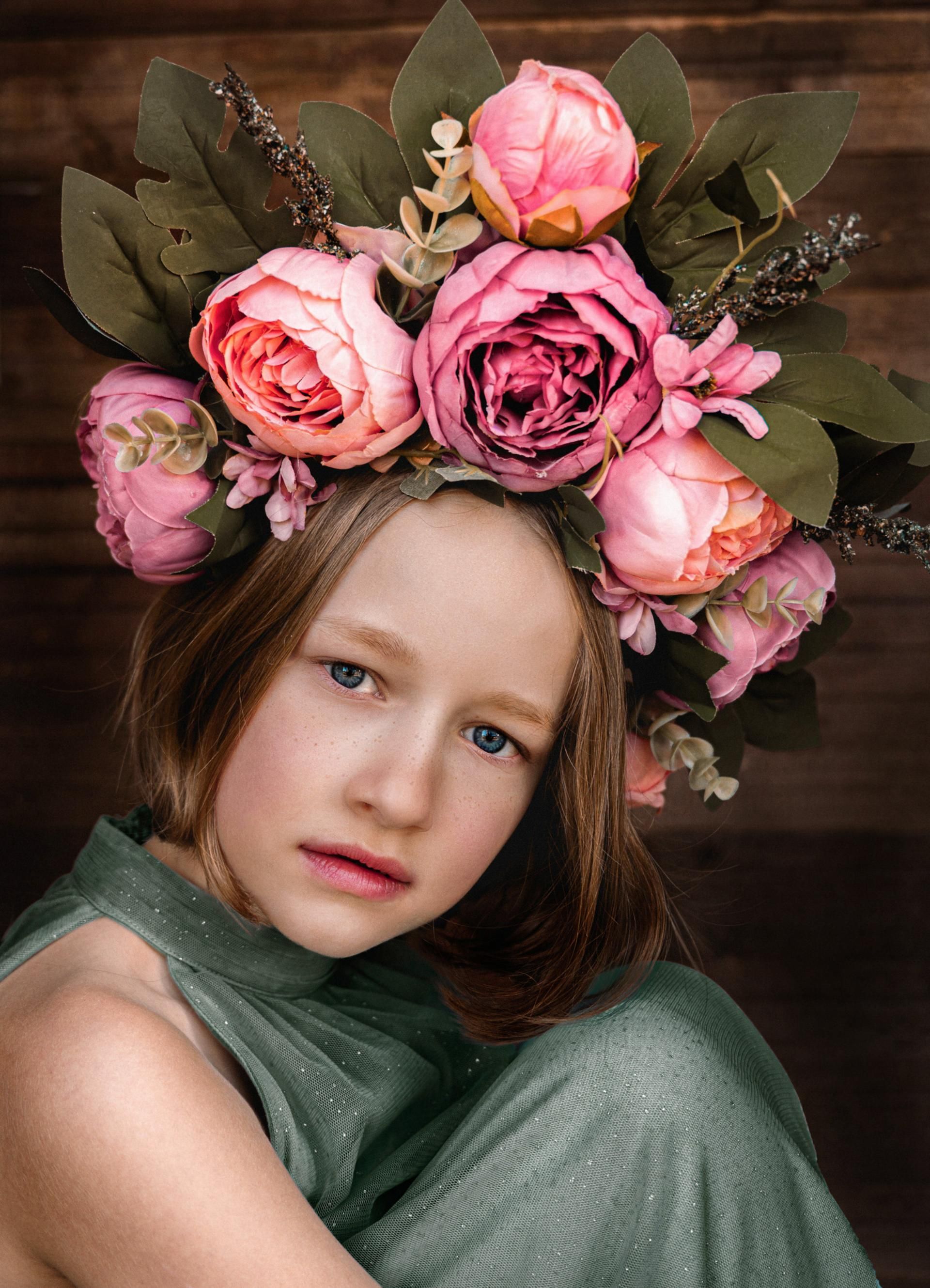 Portraitbilder von einem Mädchen mit Blumen an ihr Kopf bei Mockibby Fotografie