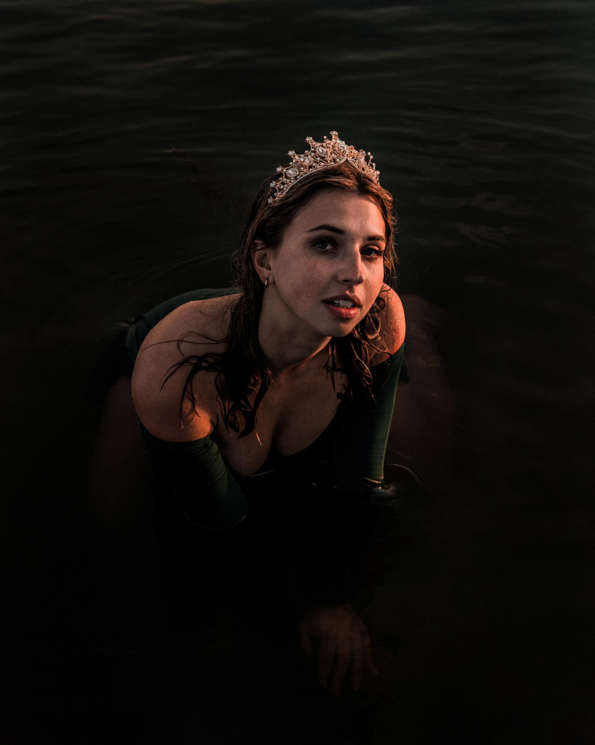 Porträtfotografie – Frau mit Krone im Wasser