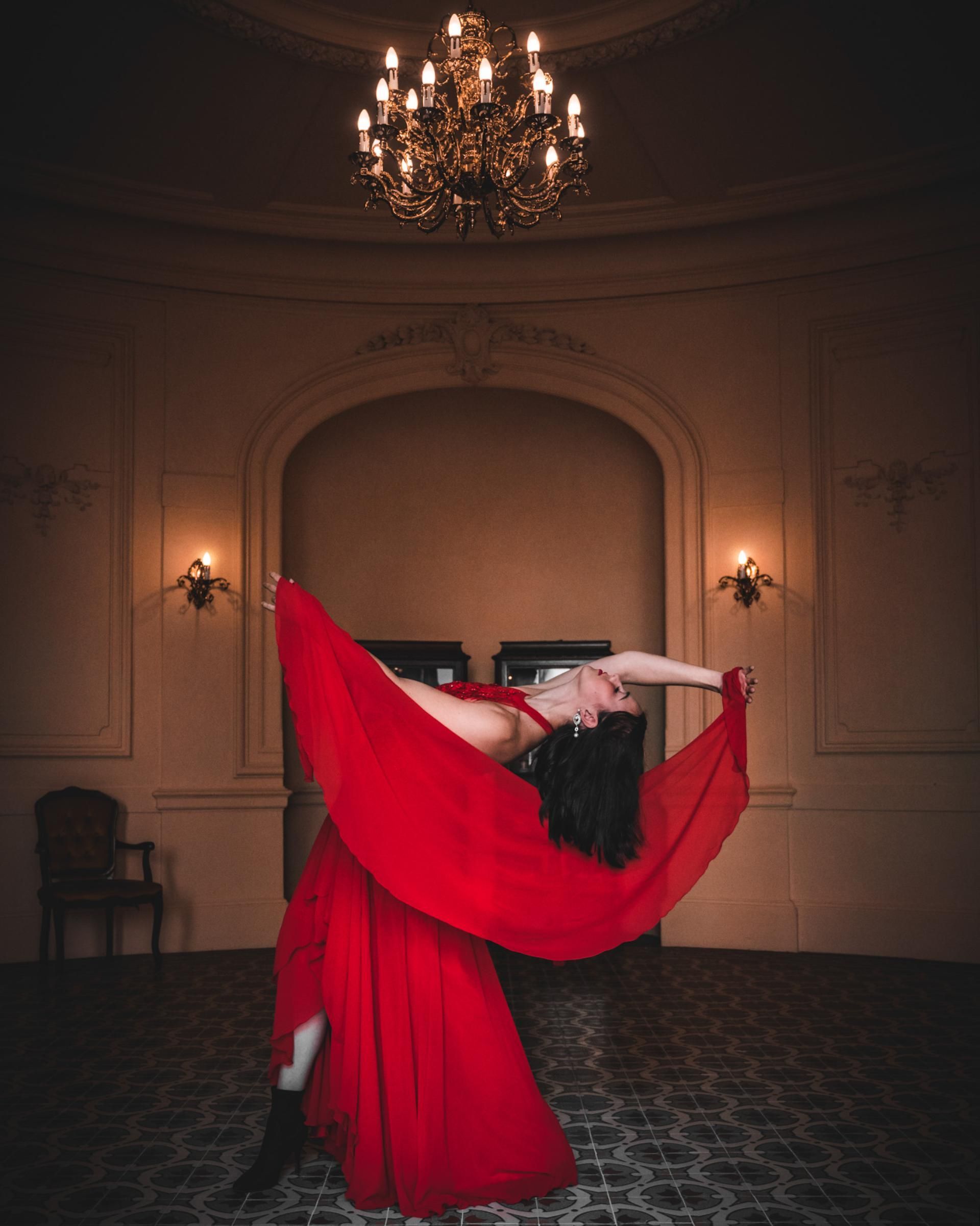 Porträtfotografie – elegante Bewegung im roten Kleid