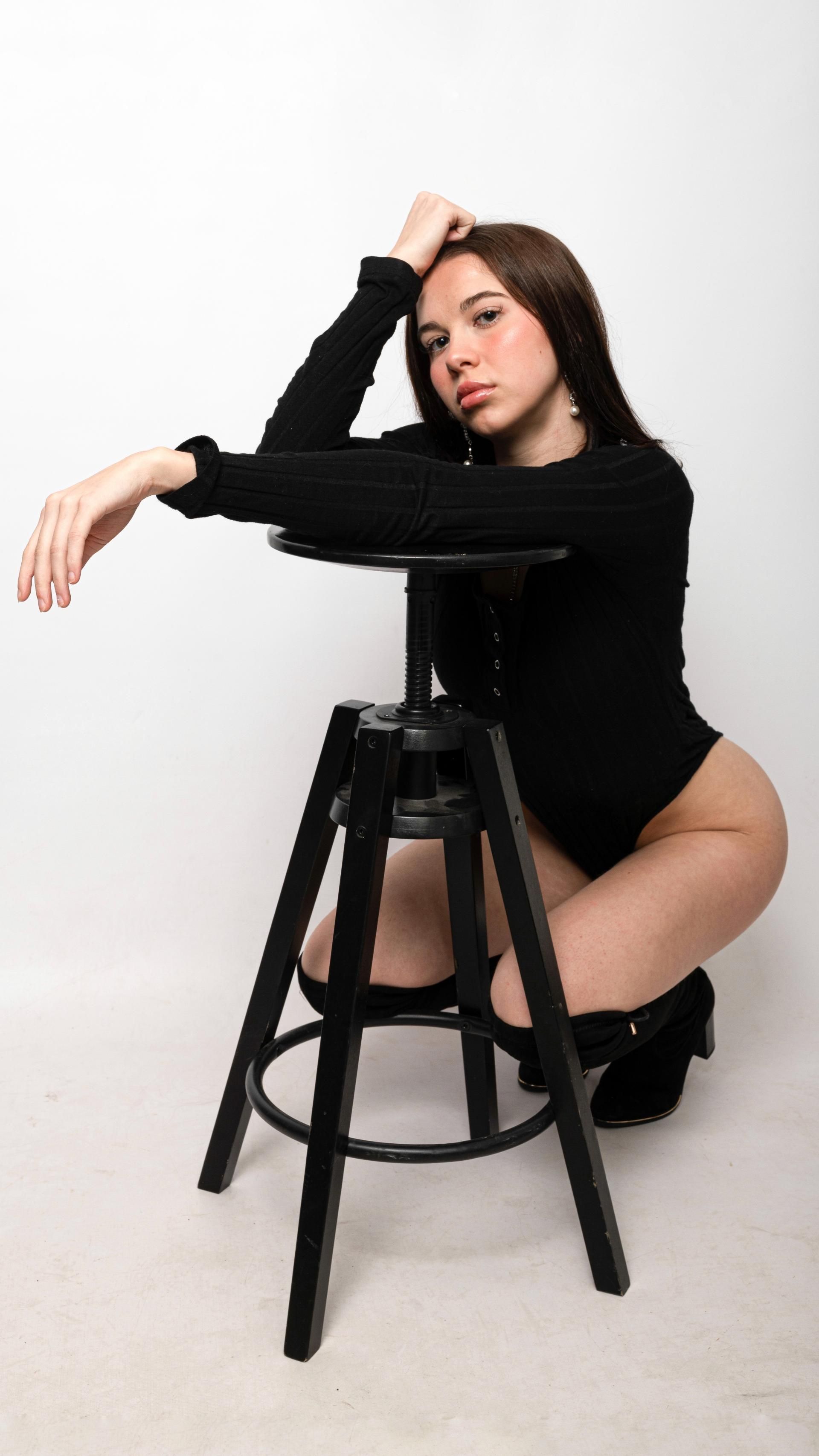 Porträtfotografie – Mädchen modelt mit einem Stuhl