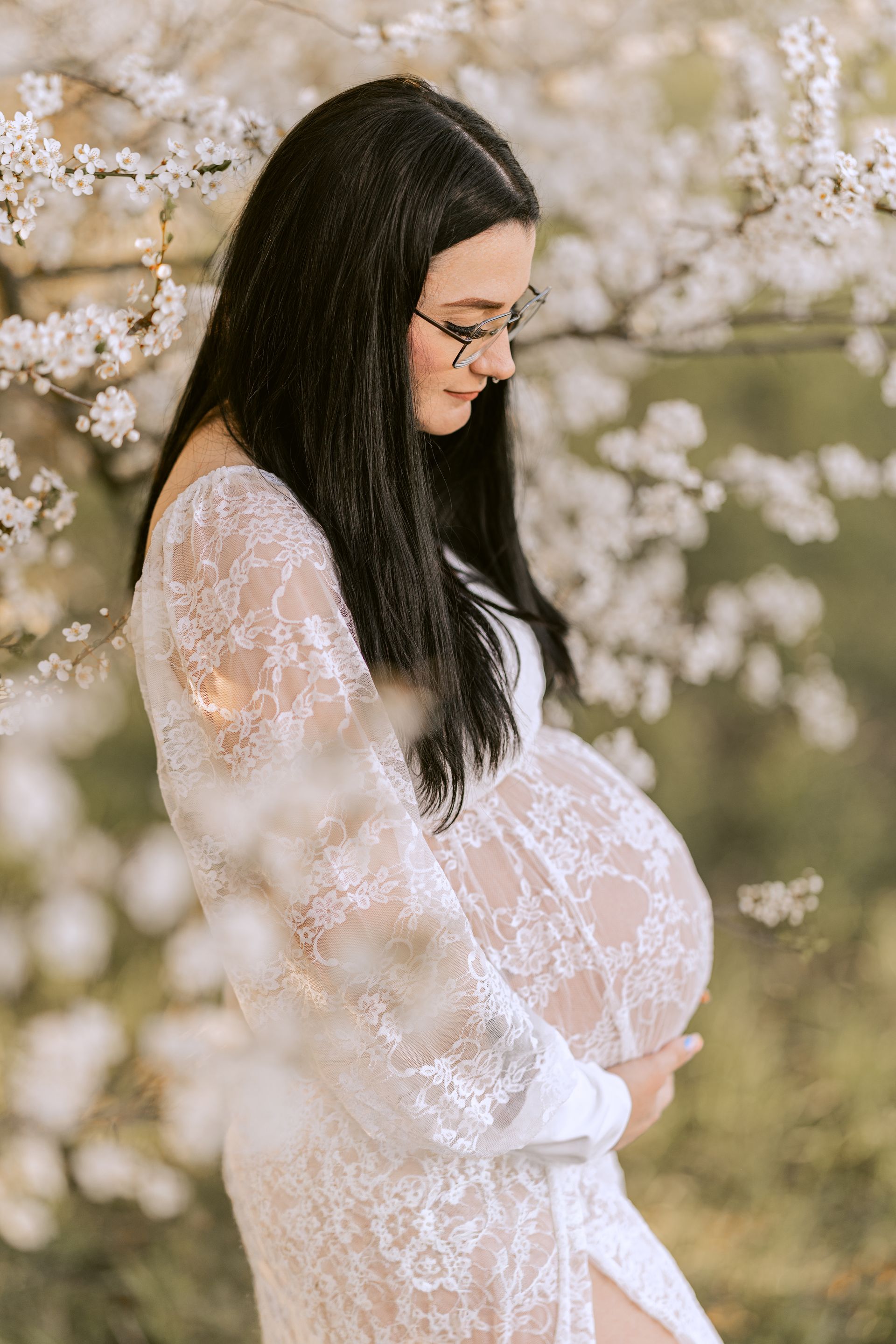 Babybauchshooting - ein Mann küsst den Bauch seiner schwangeren Frau bei Mockibby Fotografie