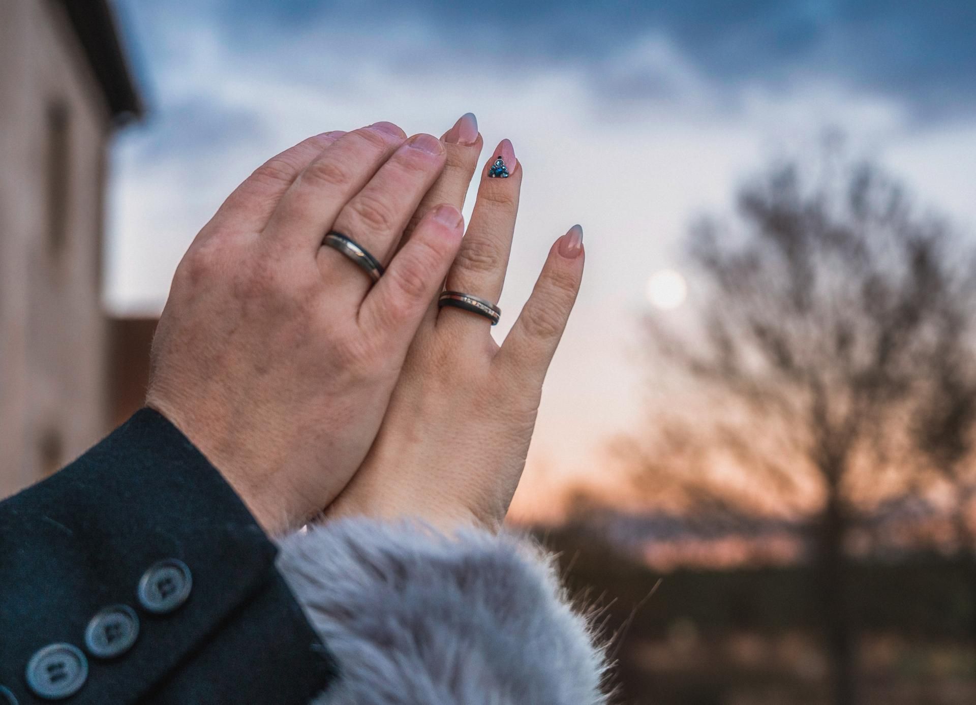 Hochzeitsfotografie – Hände mit Eheringen im Abendlicht