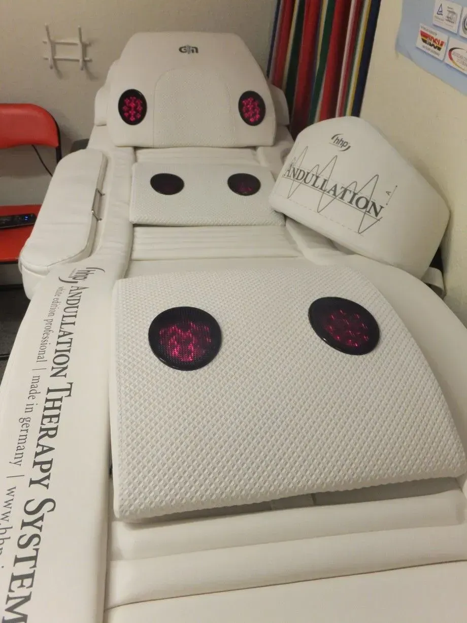 Eine Massageliege mit einem System zur Kreislauftherapie