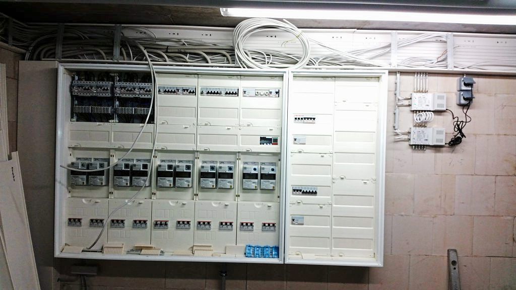 Arbeiten am Schaltschränke von SMW Elektrotechnik