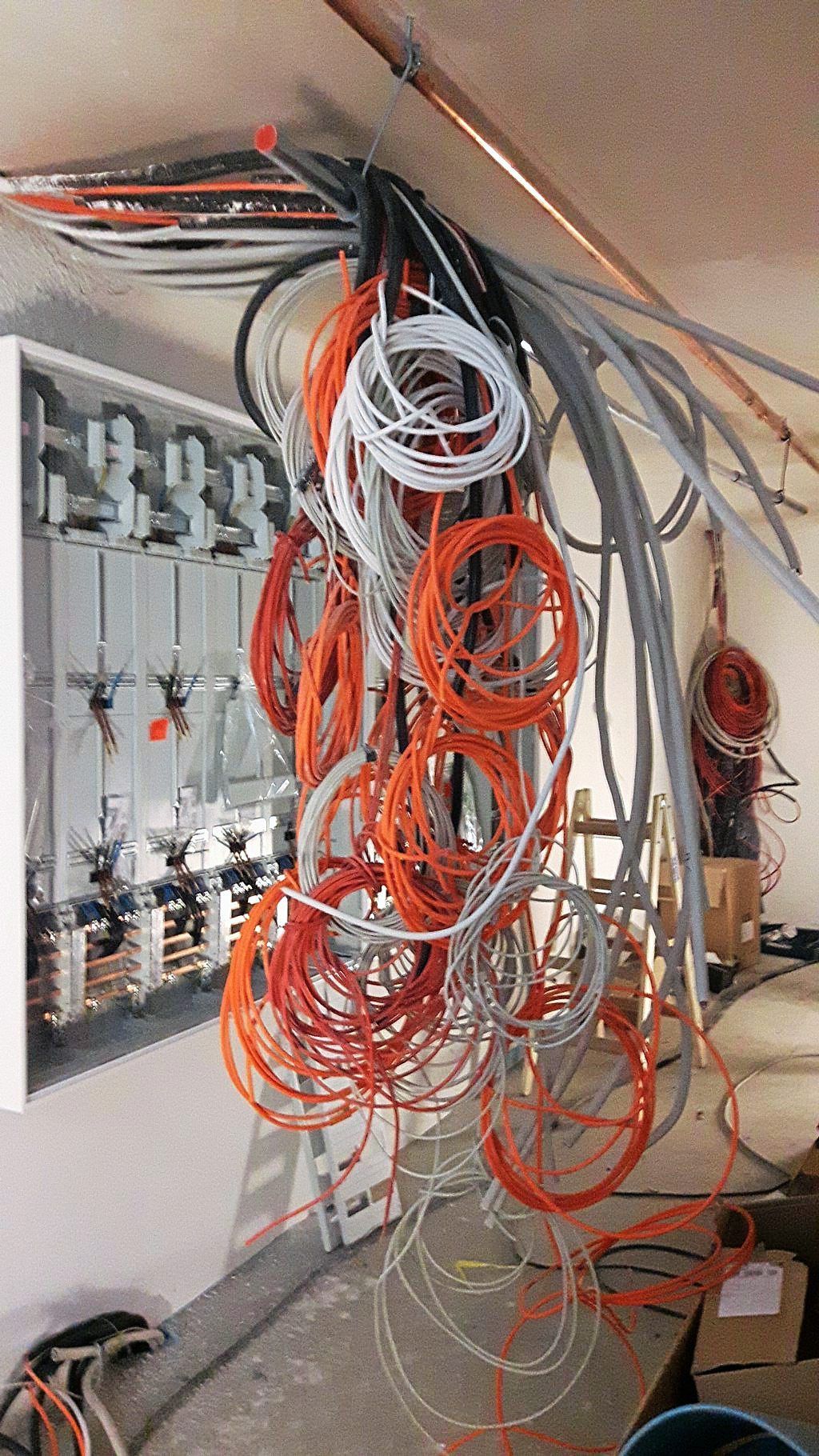 Arbeiten am Schaltschränke von SMW Elektrotechnik