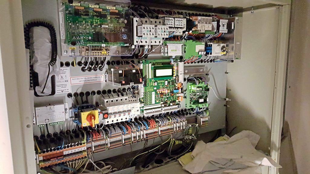 Arbeiten am Schaltschränke von SMW Elektrotechnik