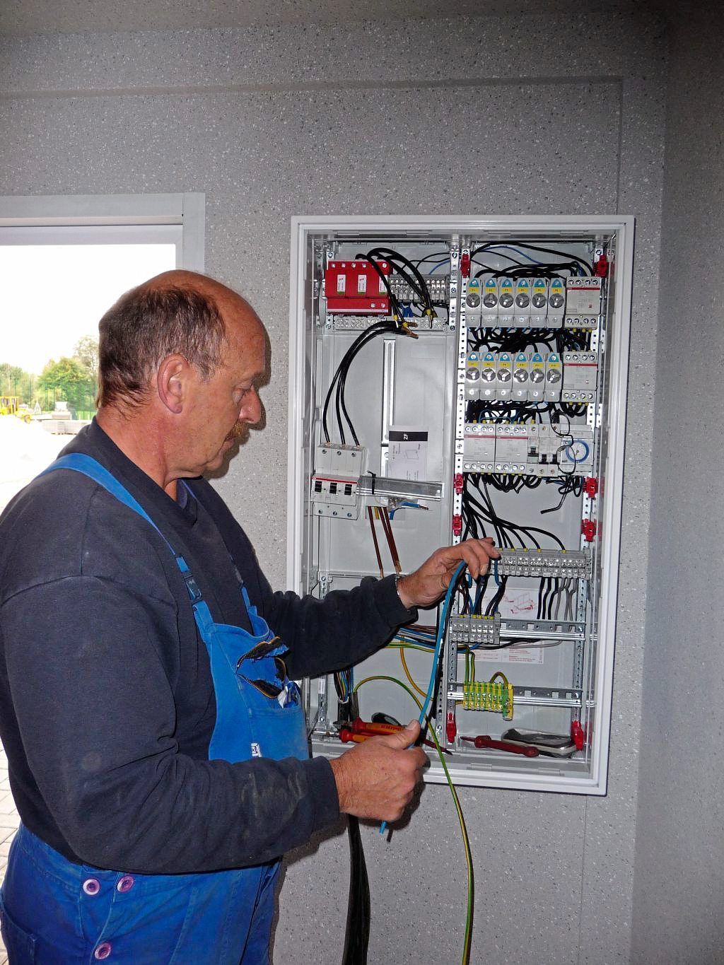 Flutlichtanlagen und Beleuchtungsanlagen von SMW Elektrotechnik