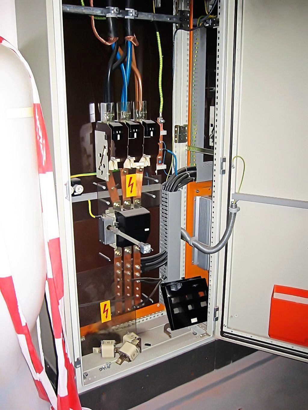 Arbeiten am Schaltschränke von SMW Elektrotechnik