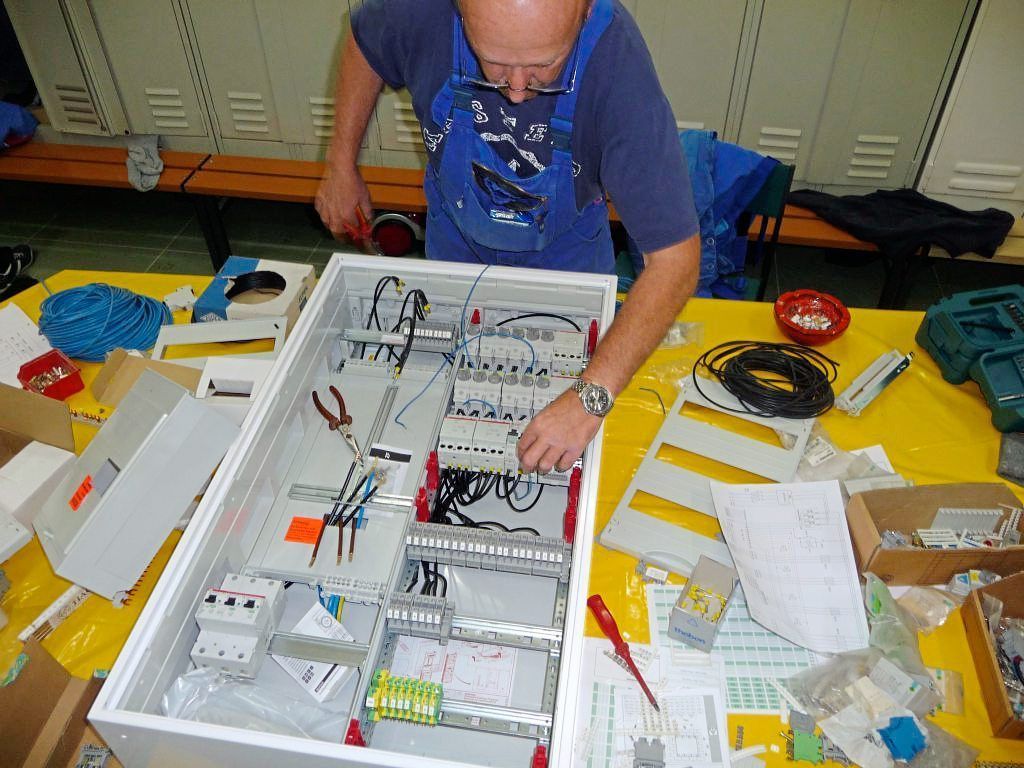 Arbeiten am Schaltschränke von SMW Elektrotechnik