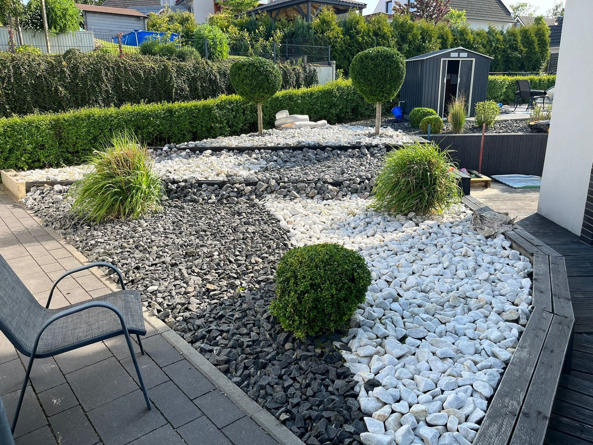 Ein Garten mit vielen Steinen und Pflanzen