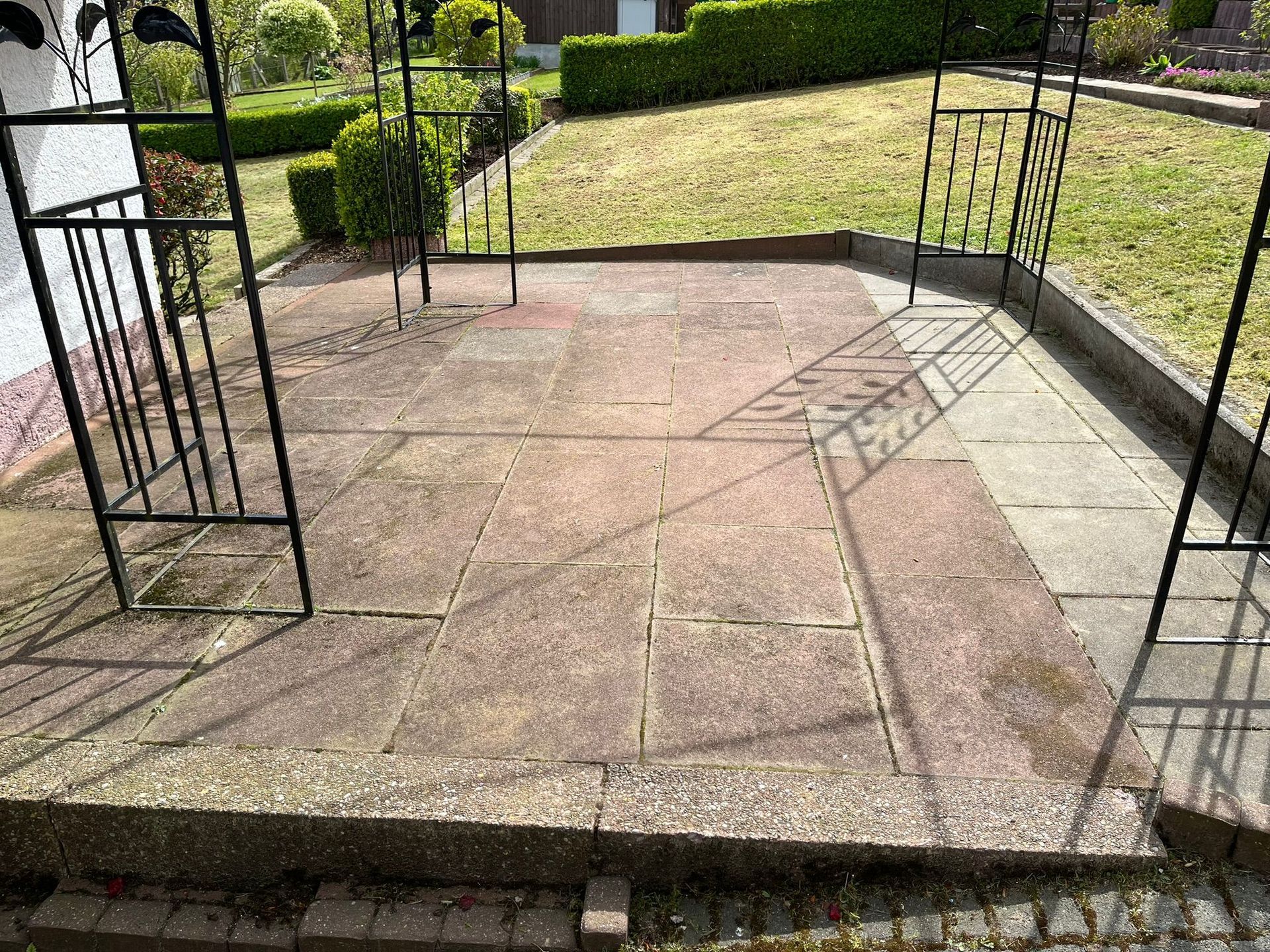 Eine Terrasse mit Pavillon im Hinterhof eines Hauses.