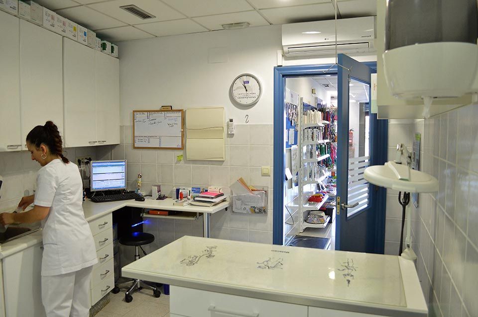 Una mujer con una bata de laboratorio está trabajando en una computadora.
