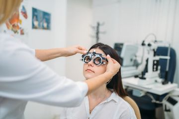 Una mujer se está haciendo un examen de la vista por parte de un oftalmólogo.