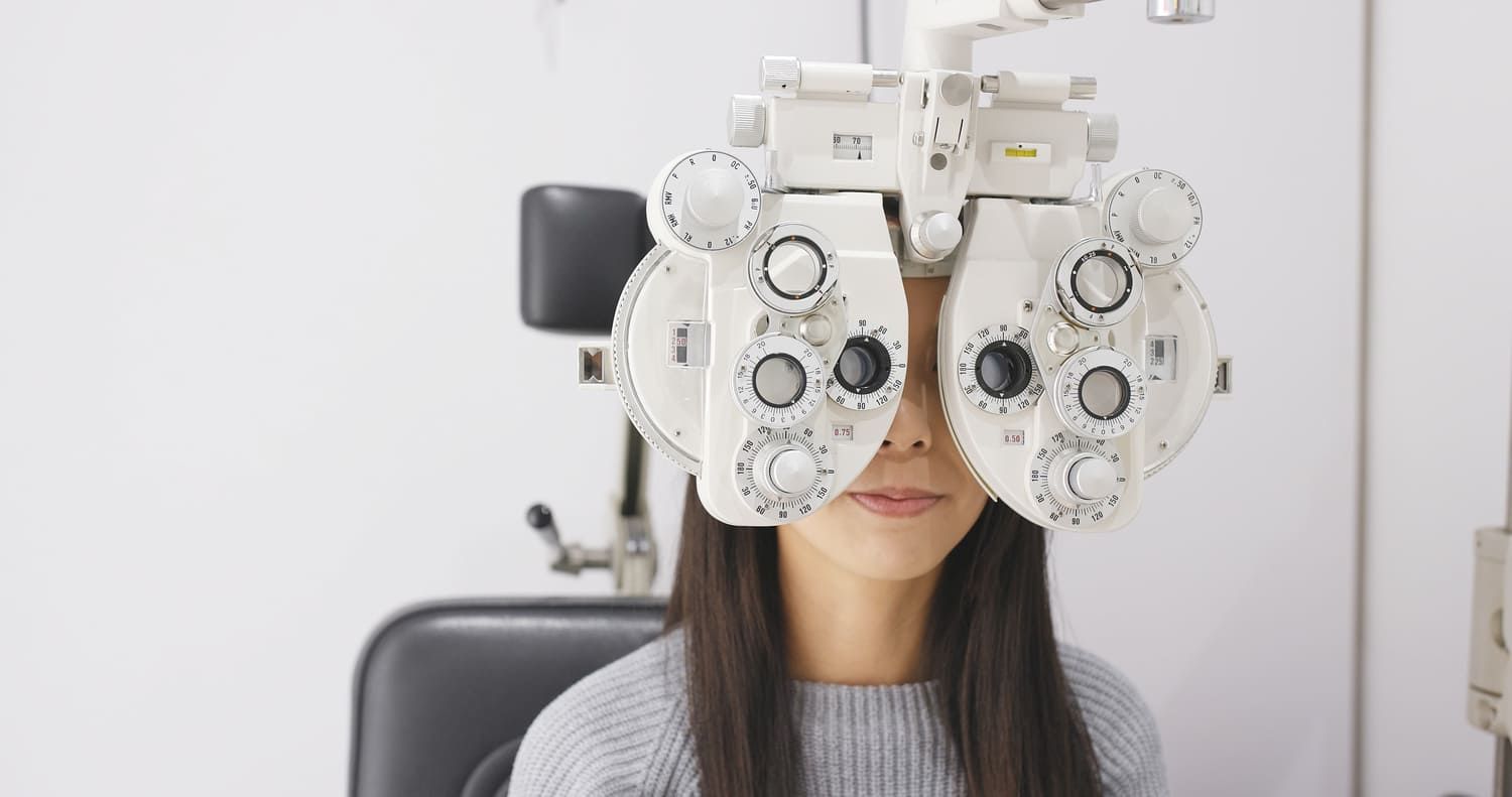 Una mujer se está haciendo un examen de la vista por parte de un oftalmólogo.