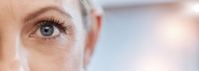 Un primer plano del ojo azul de una mujer.