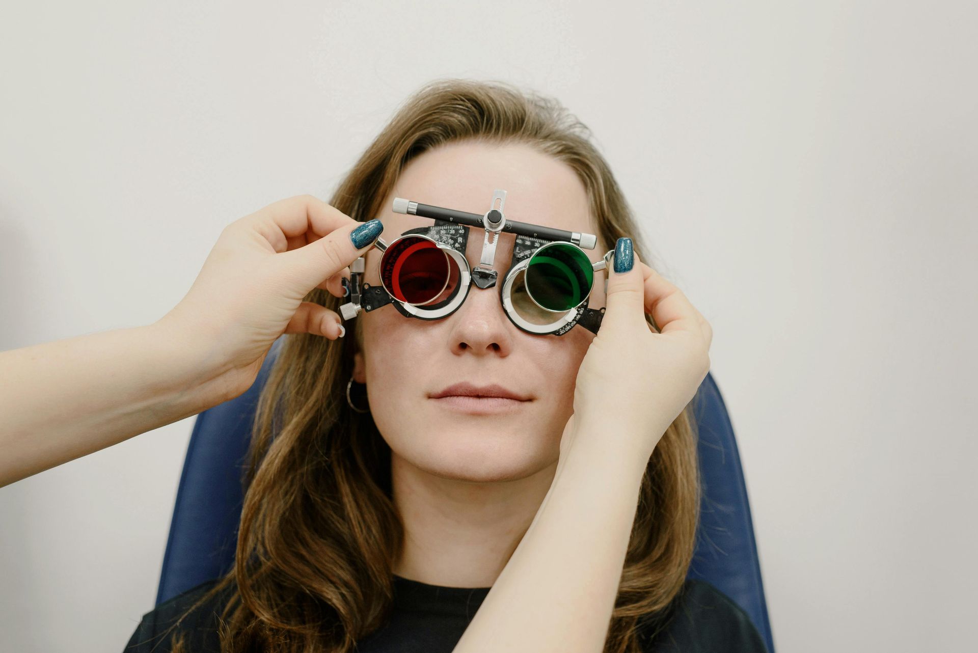Una mujer se está haciendo un examen de la vista por parte de un oftalmólogo.