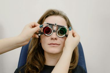 Una mujer se está haciendo un examen de la vista por parte de un oftalmólogo.