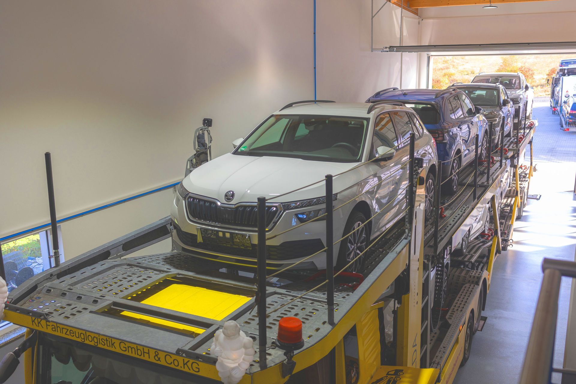 Ein weißer Lieferwagen steckt in einem Garagentor fest.