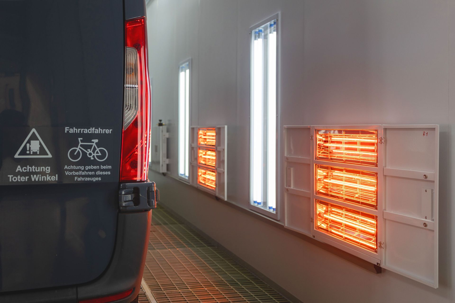 Vor einem Gebäude parkt ein weißer Lieferwagen.