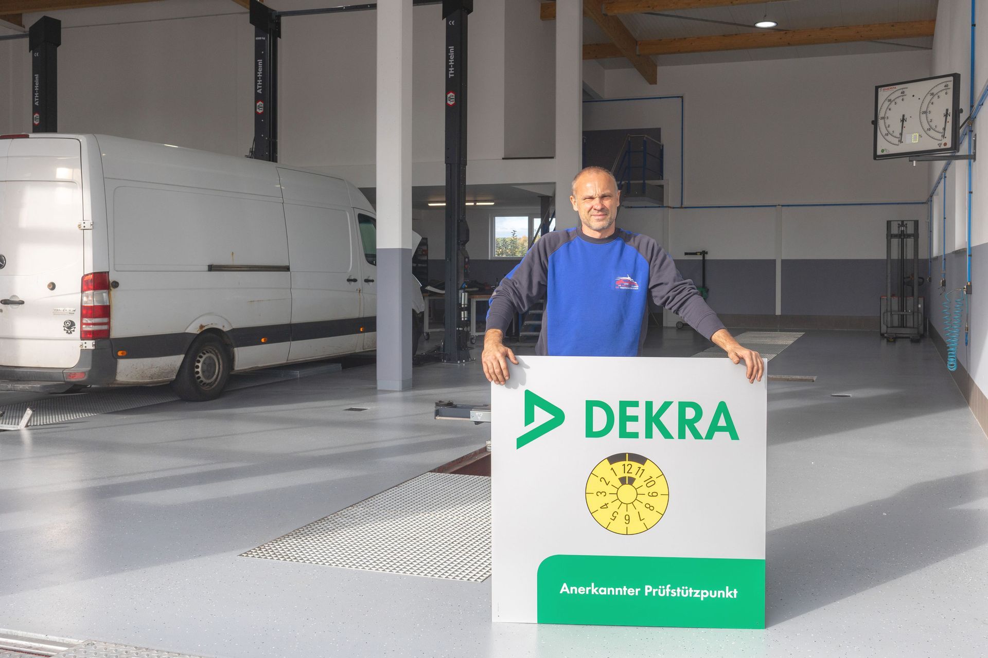 In einer Garage steht ein großer blauer Kran.