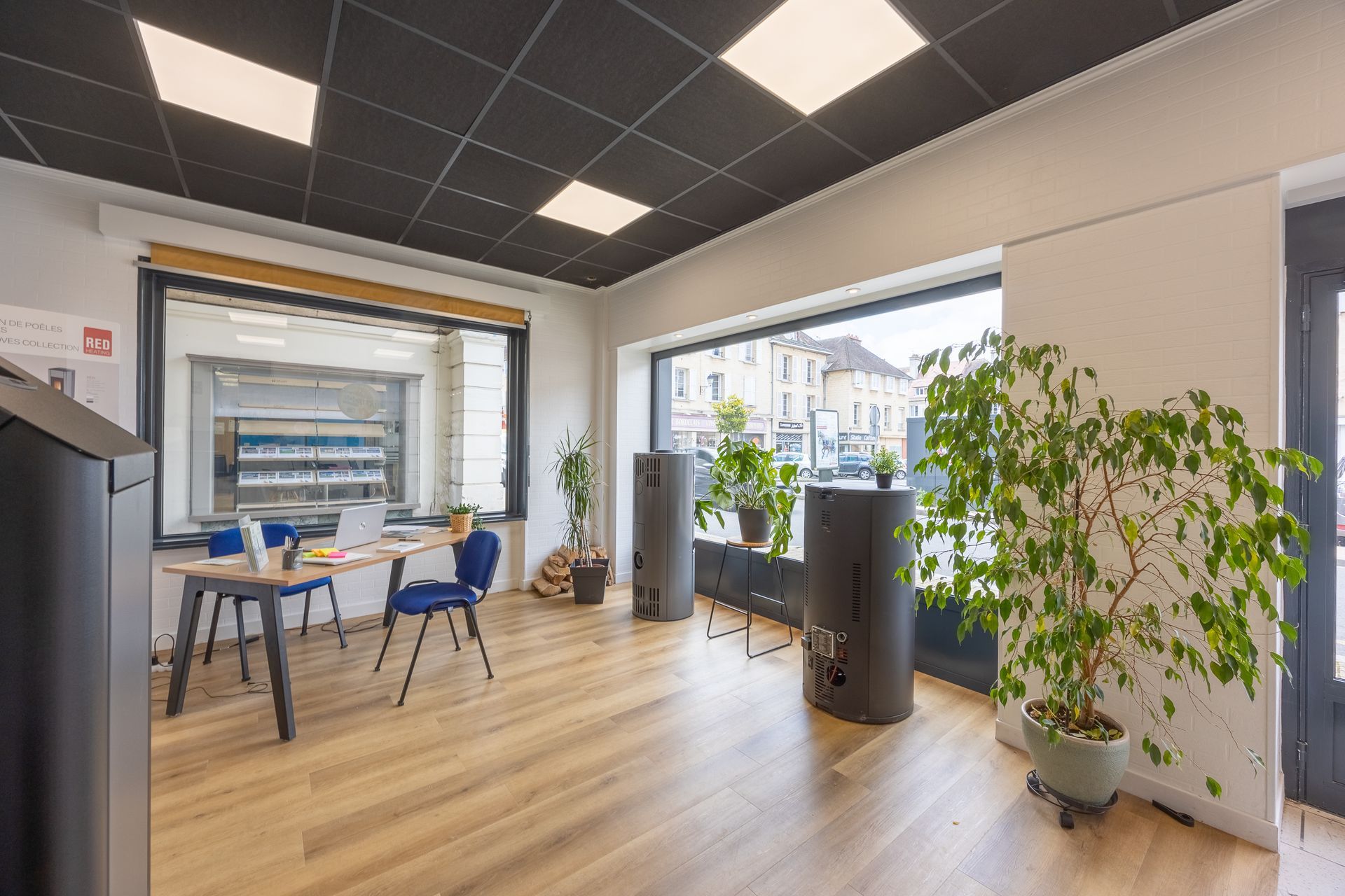 Une pièce avec du parquet et des des poêles