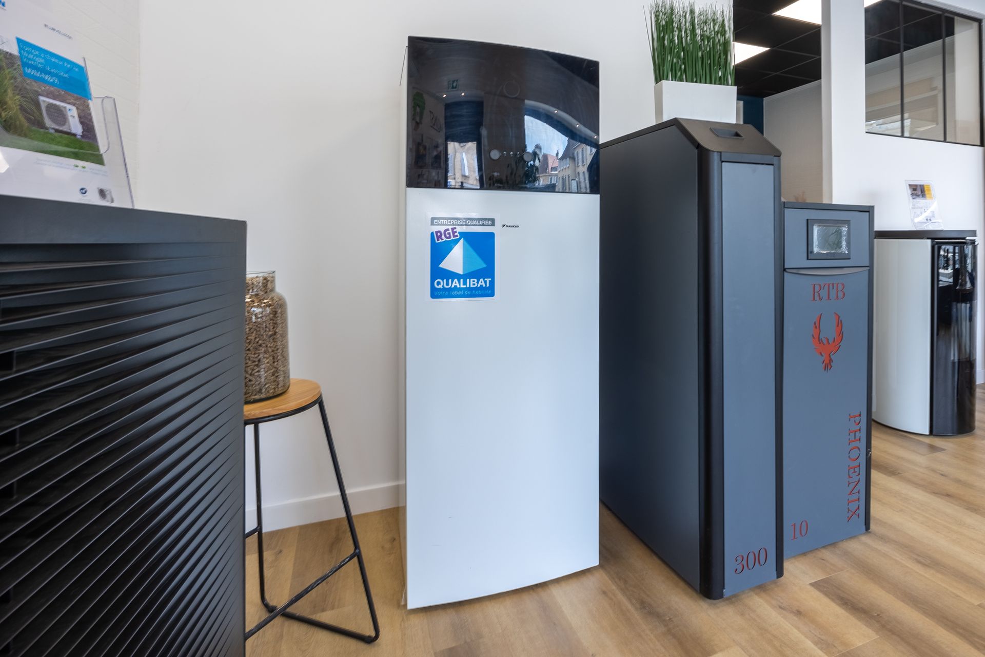 Série de chaudières sur du parquet