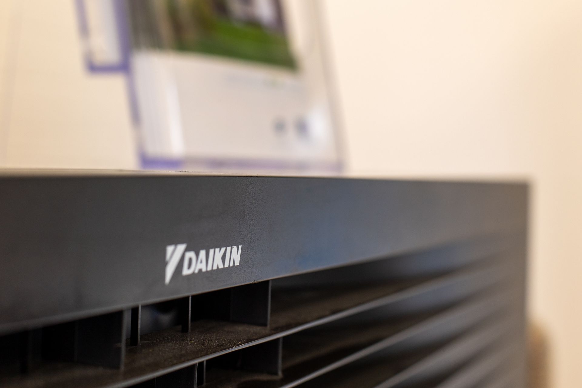 Logo DAIKIN sur du métal