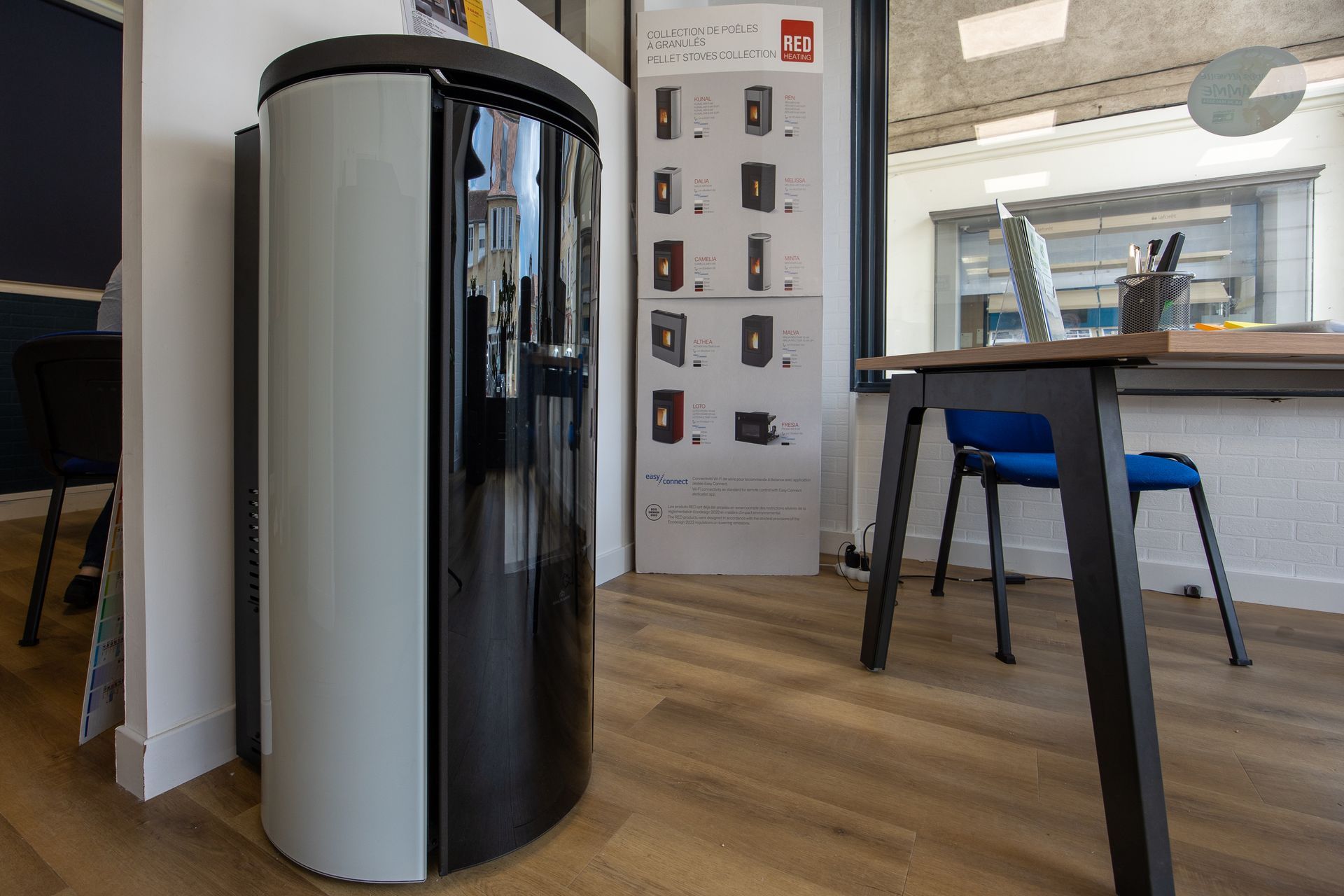 Un poêle sur du parquet