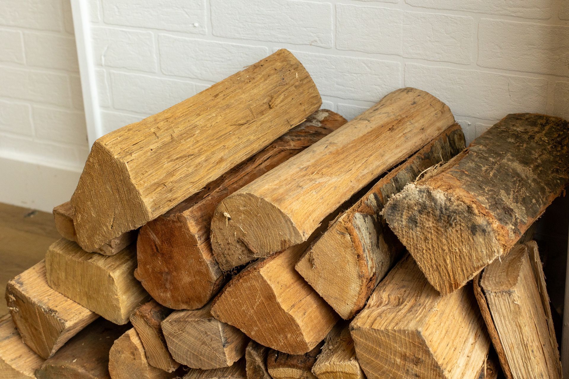 Une pile de bûches de bois