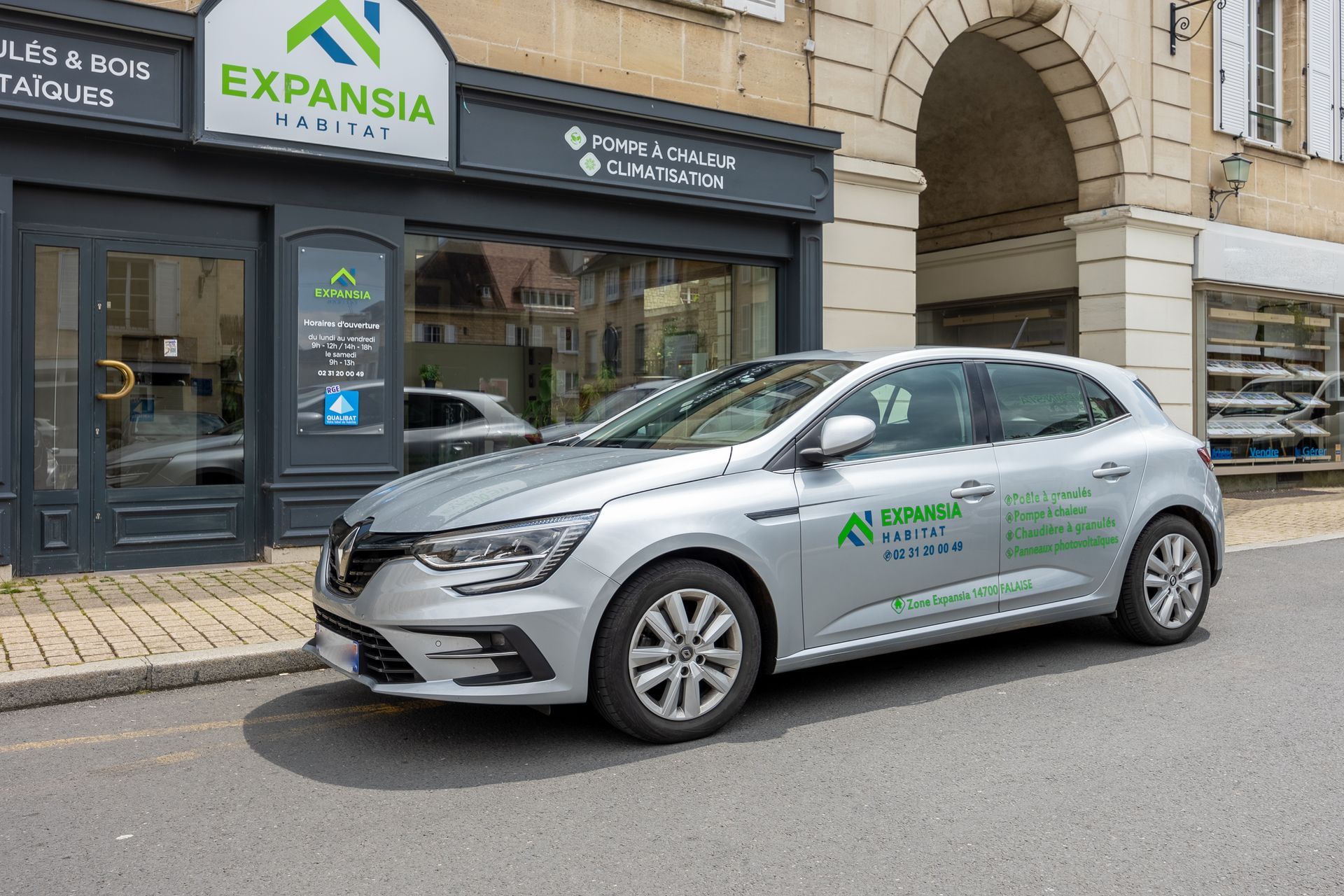 Une voiture grise devant le magasin d'Expansia Habitat