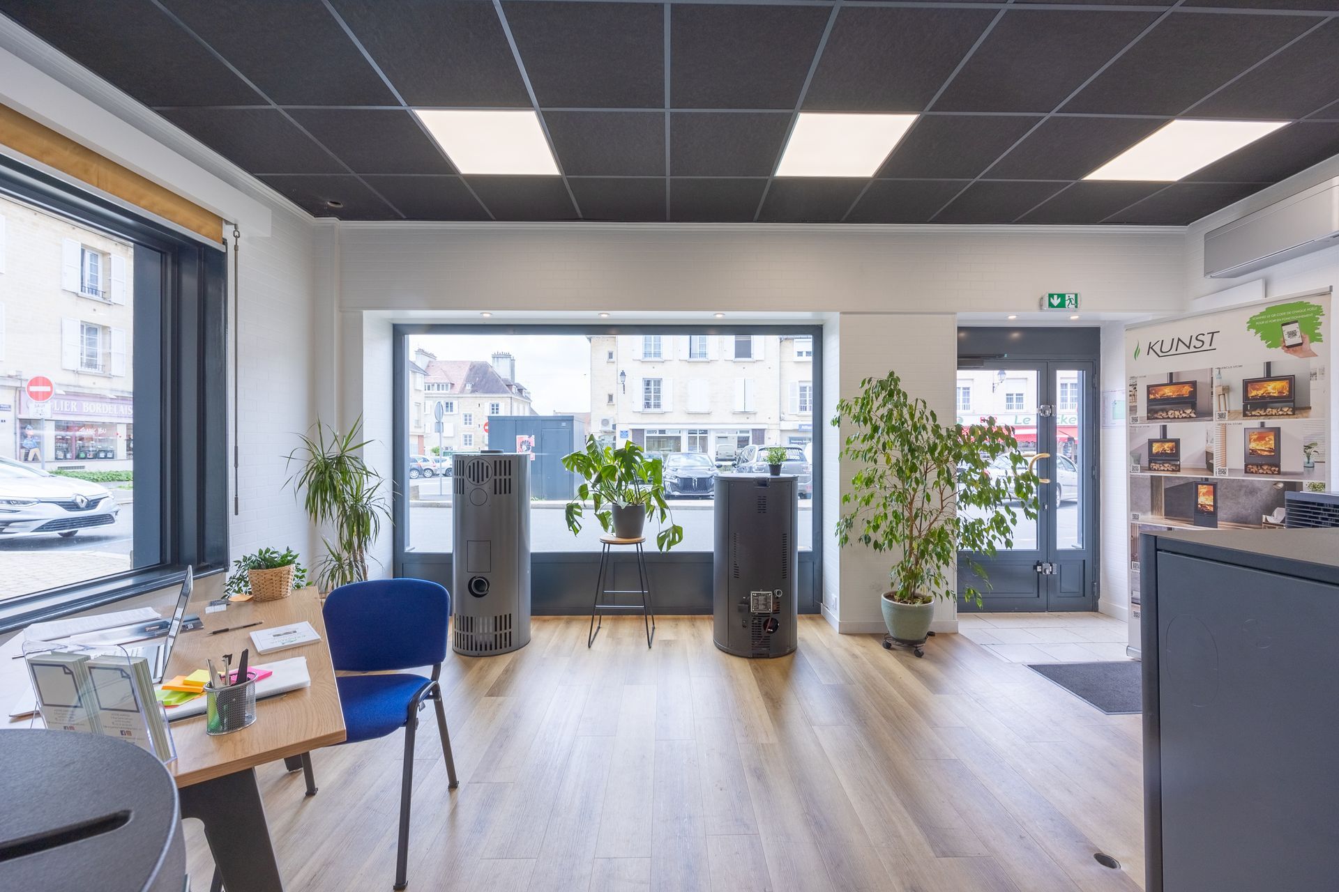 Un magasin avec un bureau et des poêles