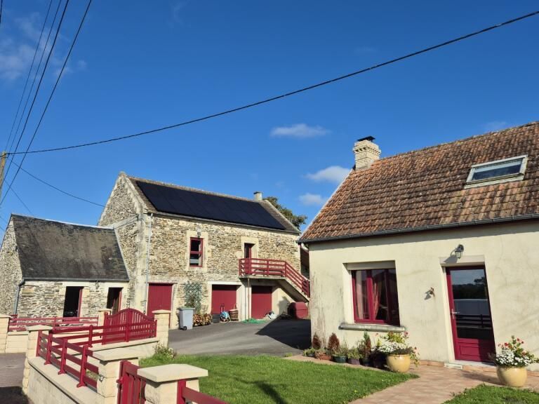 Professionnel plaçant un panneau solaire sur un toit