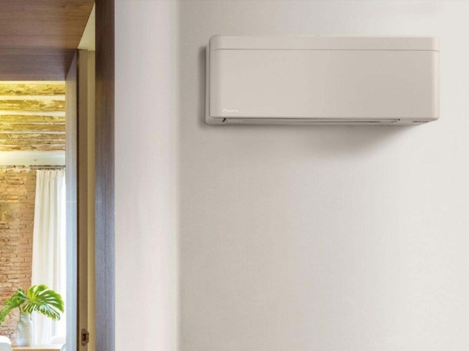 Pompe à chaleur fixée à un mur