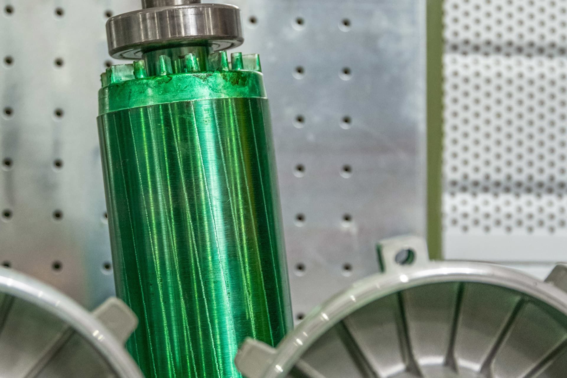 Gros plan sur une pièce de moteur verte