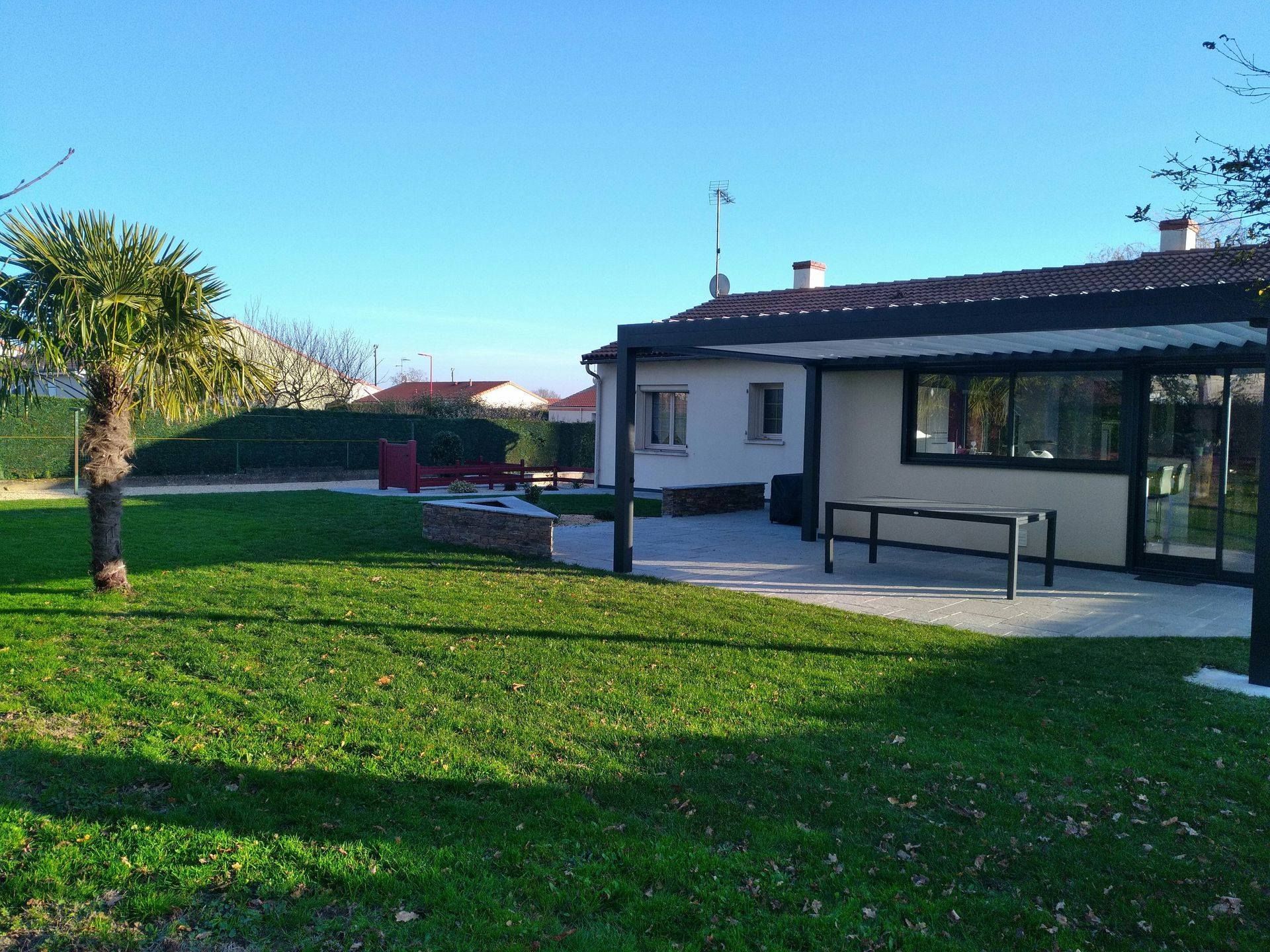 Terrasse avec pergola et pelouse tondue