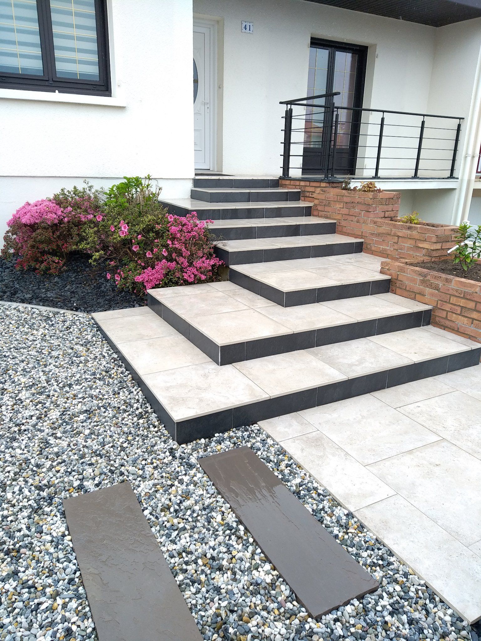 Escalier en carrelage blanc