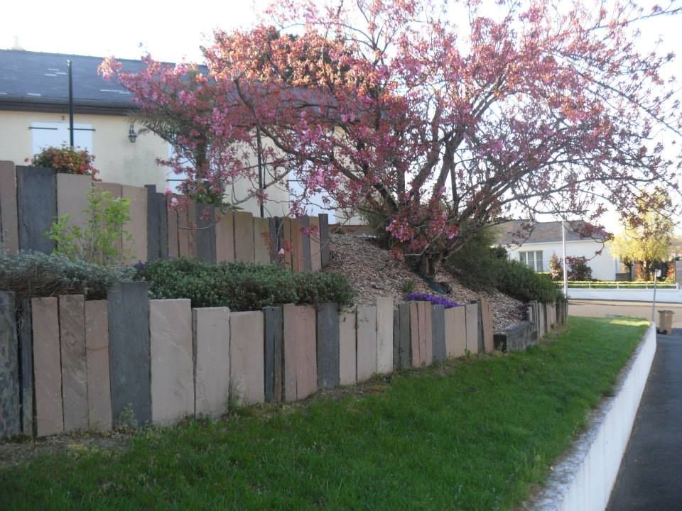 Muret de soutènement avec dalle en pierre