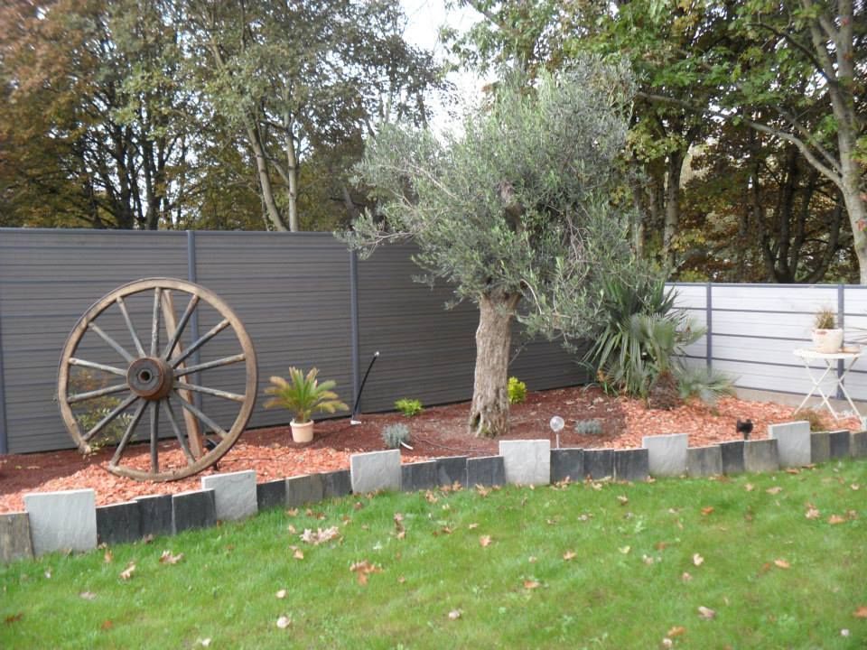 Massif avec arbustes et décorations